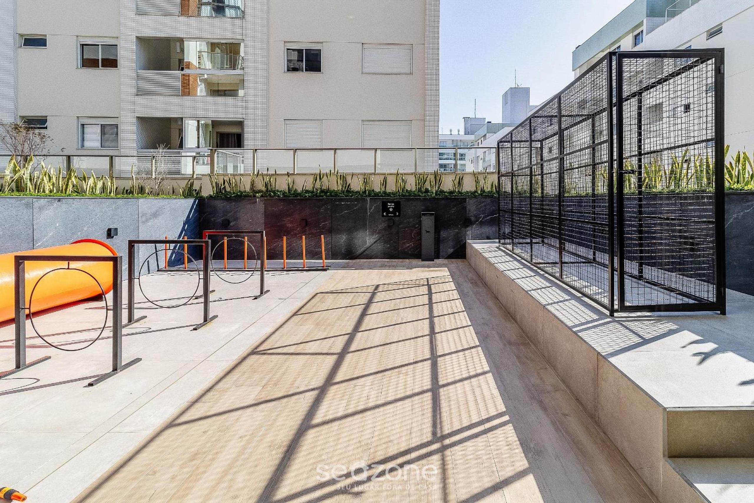 Stay in a building with a pool, gym, and leisure - SSL