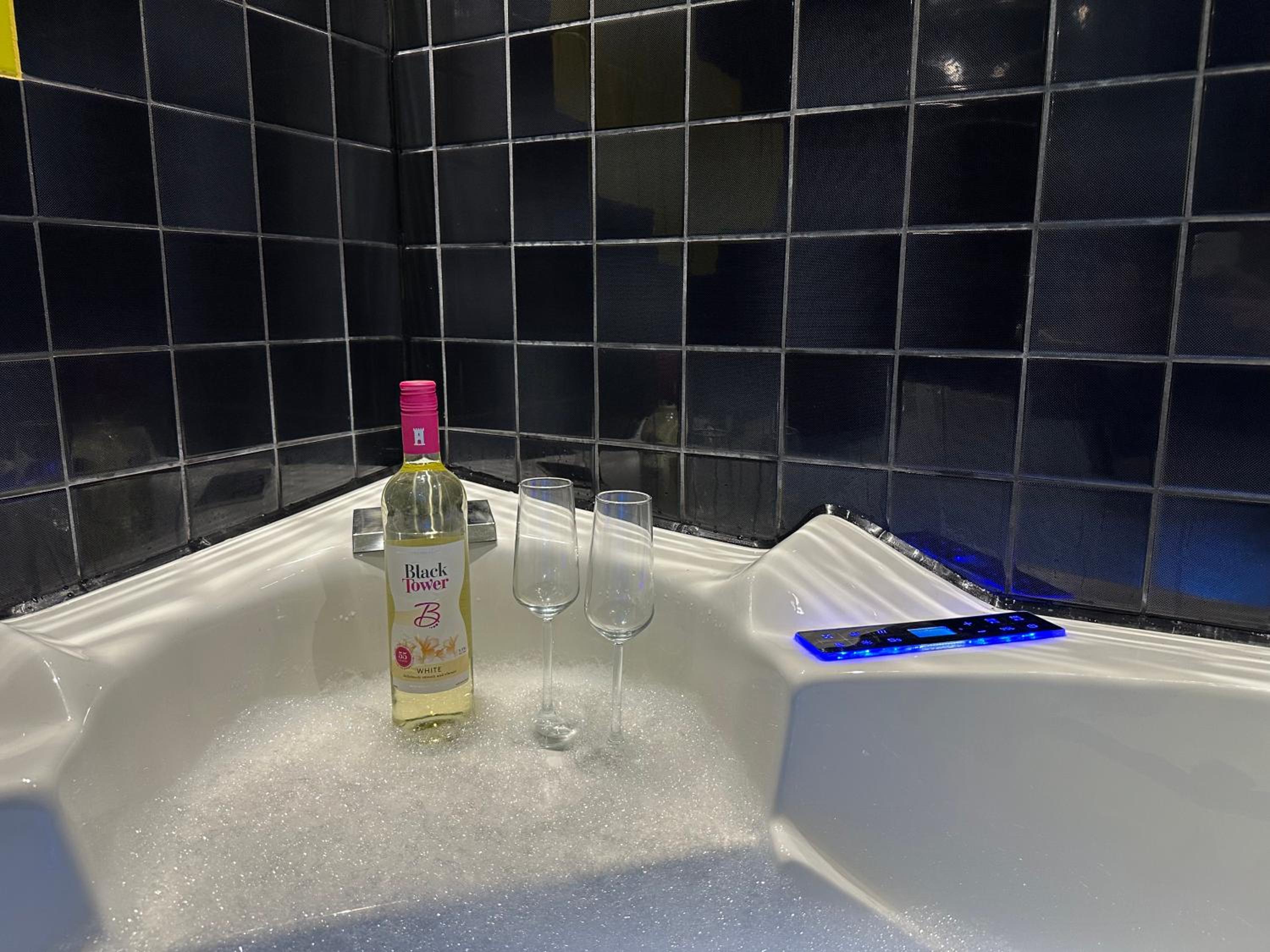 The Board Games Apartments - Brought to you by Coastline Retreats - Themed town centre apartments ALL WITH LUXURY 2 PERSON JACUZZI BATHS - 5 mins walk to t