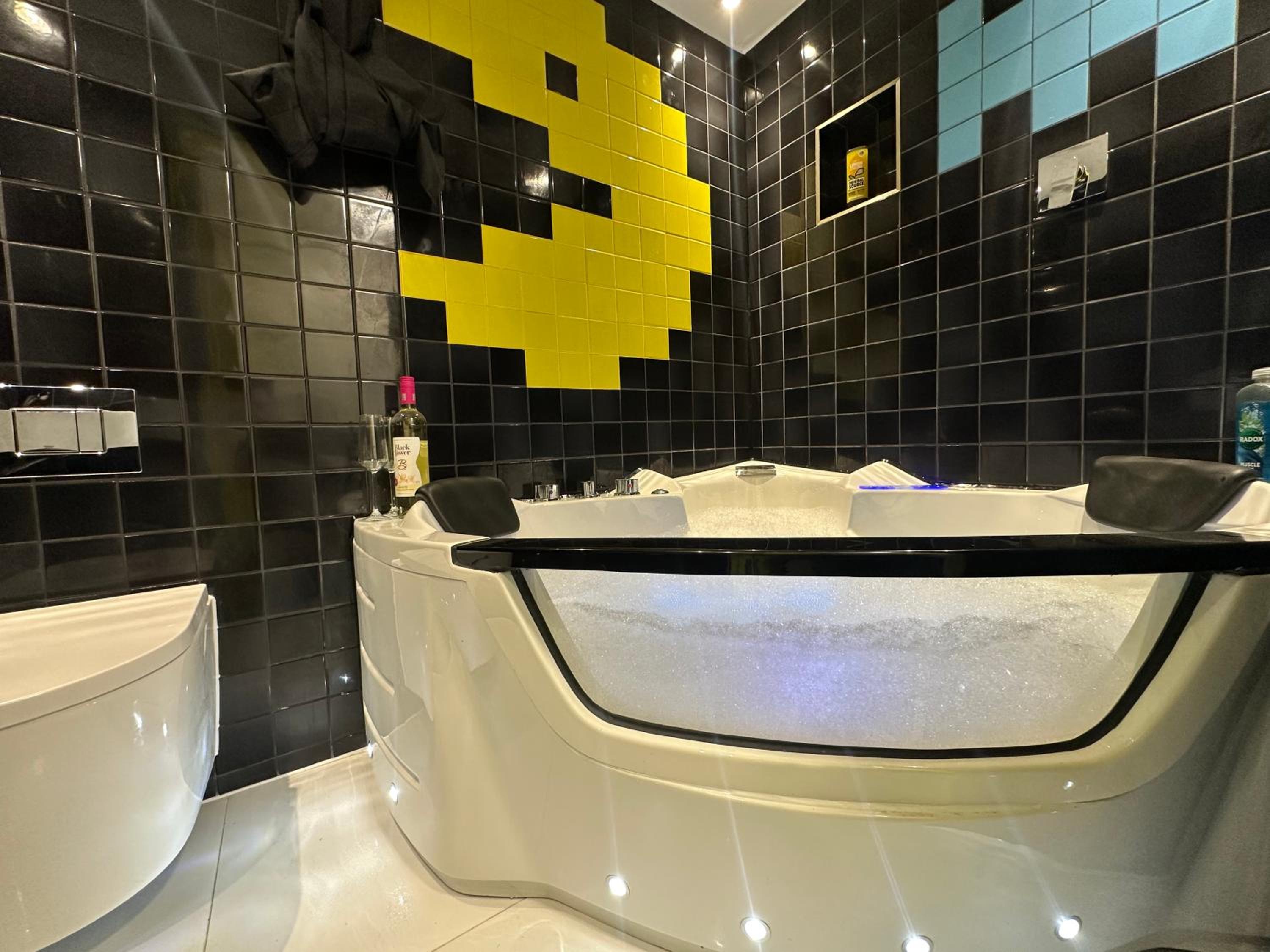 The Board Games Apartments - Brought to you by Coastline Retreats - Themed town centre apartments ALL WITH LUXURY 2 PERSON JACUZZI BATHS - 5 mins walk to t