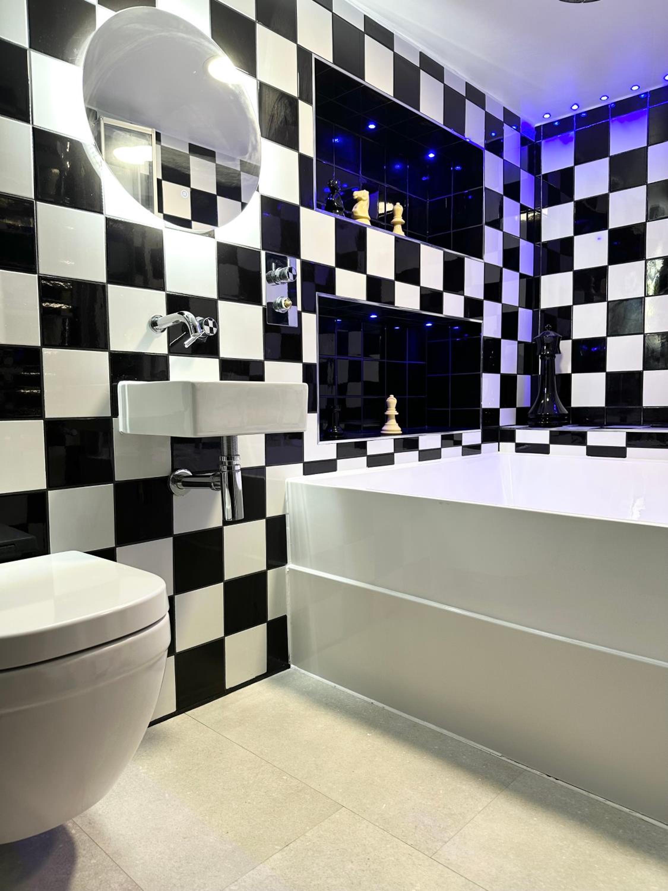The Board Games Apartments - Brought to you by Coastline Retreats - Themed town centre apartments ALL WITH LUXURY 2 PERSON JACUZZI BATHS - 5 mins walk to t