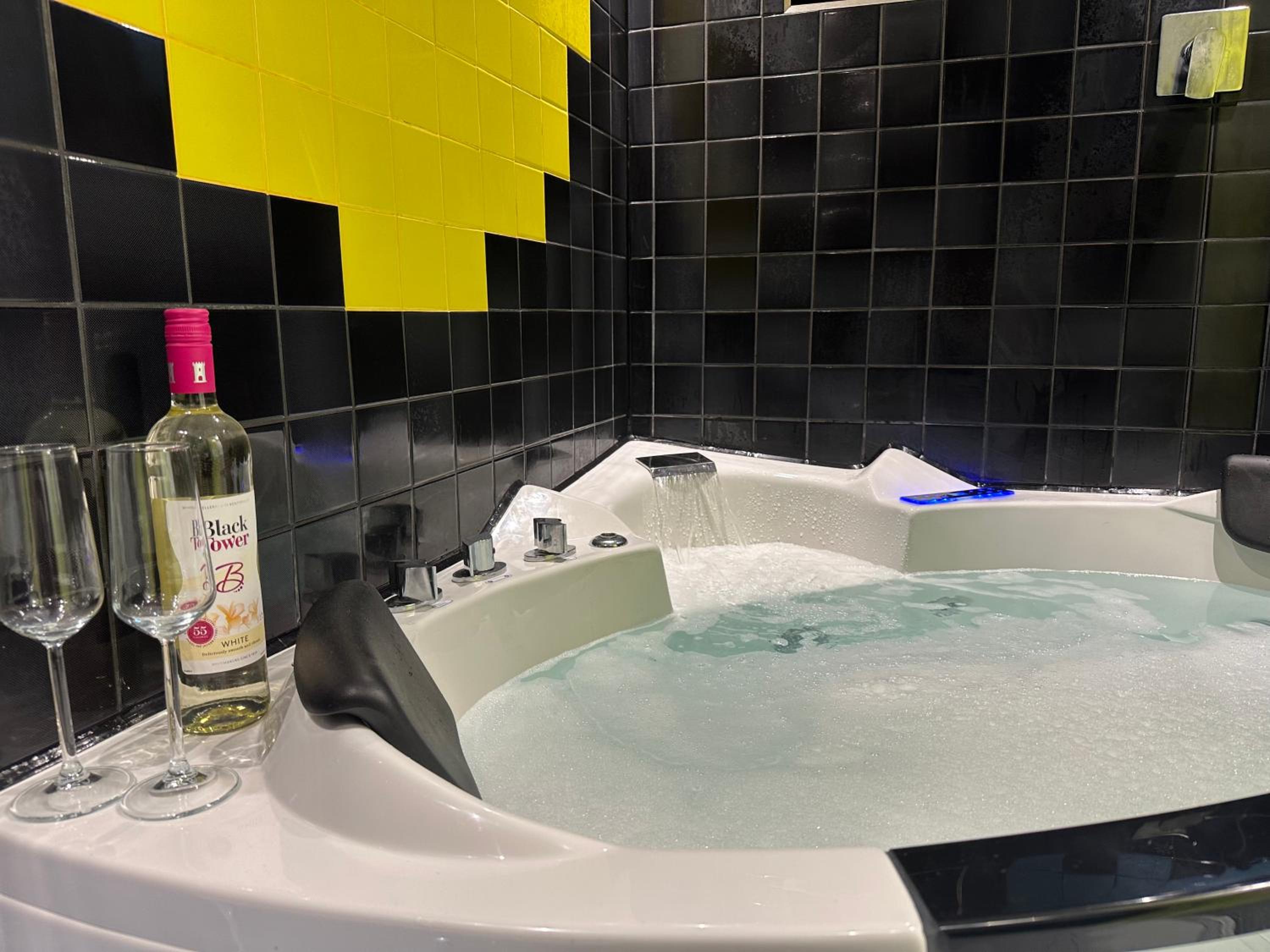 The Board Games Apartments - Brought to you by Coastline Retreats - Themed town centre apartments ALL WITH LUXURY 2 PERSON JACUZZI BATHS - 5 mins walk to t