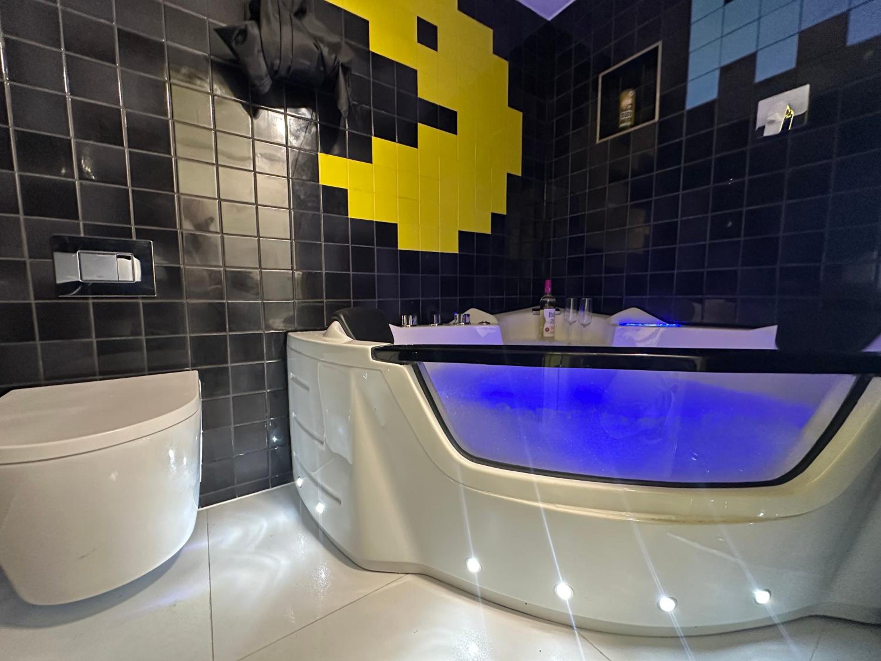 The Board Games Apartments - Brought to you by Coastline Retreats - Themed town centre apartments ALL WITH LUXURY 2 PERSON JACUZZI BATHS - 5 mins walk to t