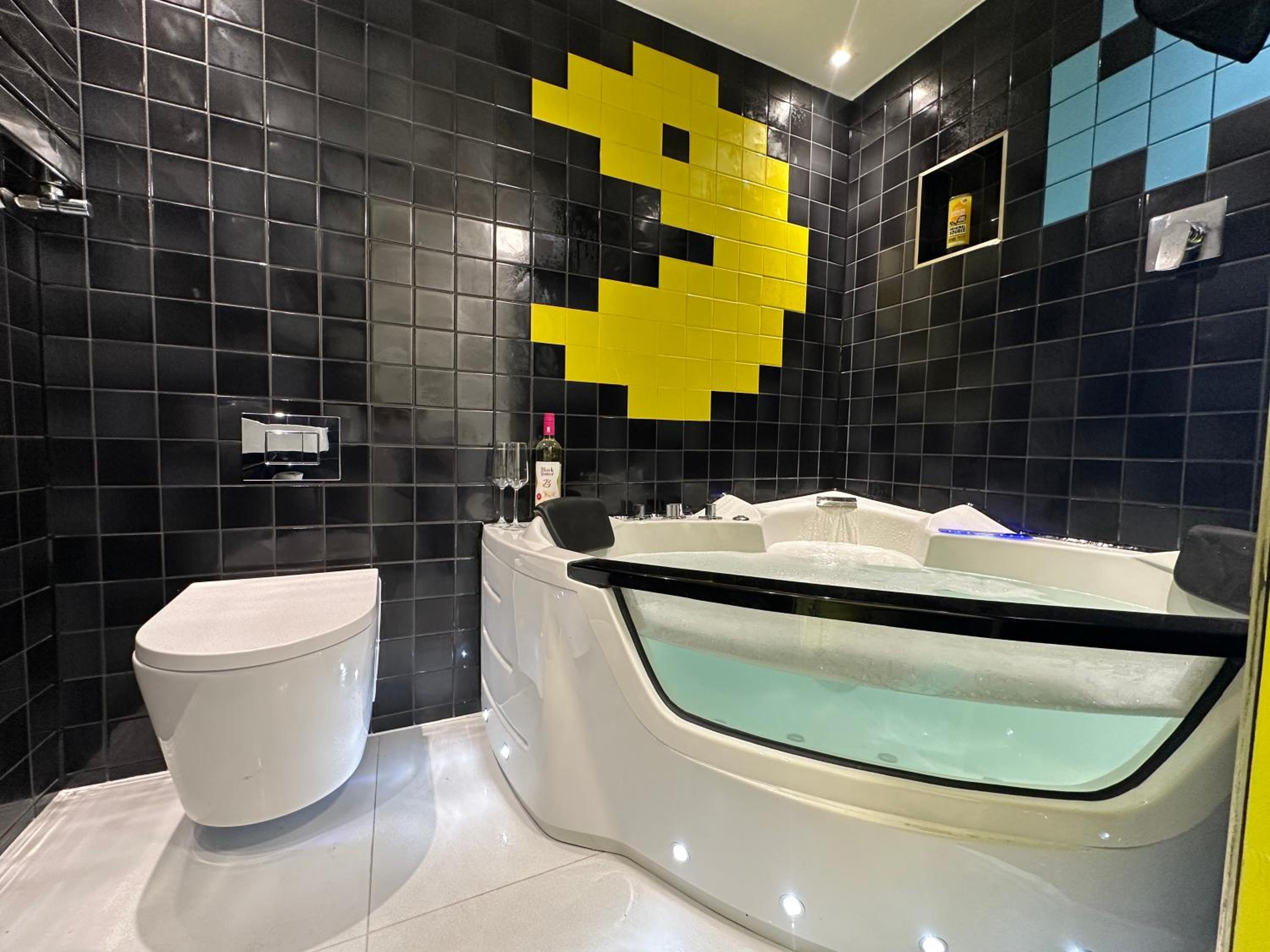 The Board Games Apartments - Brought to you by Coastline Retreats - Themed town centre apartments ALL WITH LUXURY 2 PERSON JACUZZI BATHS - 5 mins walk to t