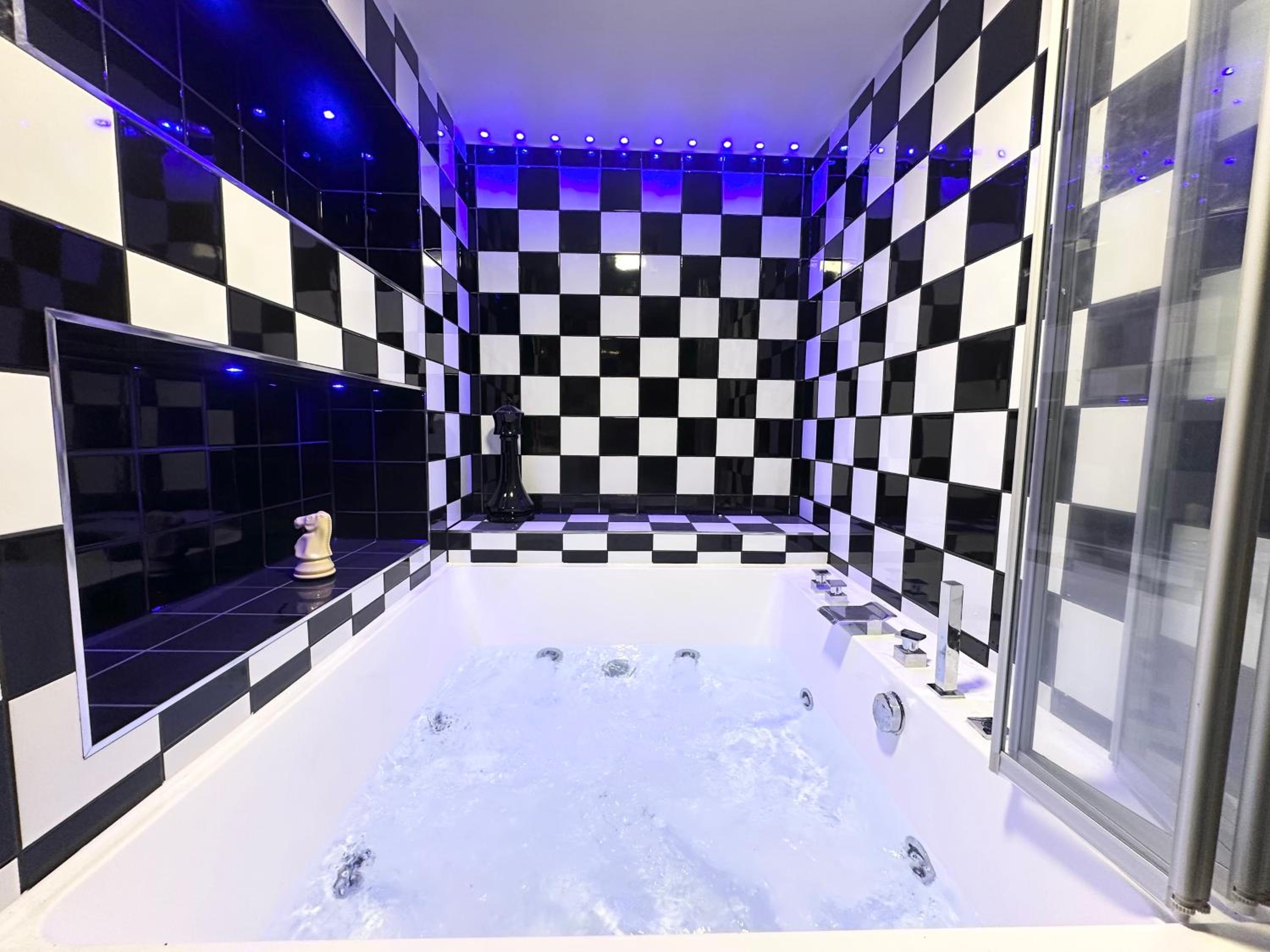 The Board Games Apartments - Brought to you by Coastline Retreats - Themed town centre apartments ALL WITH LUXURY 2 PERSON JACUZZI BATHS - 5 mins walk to t