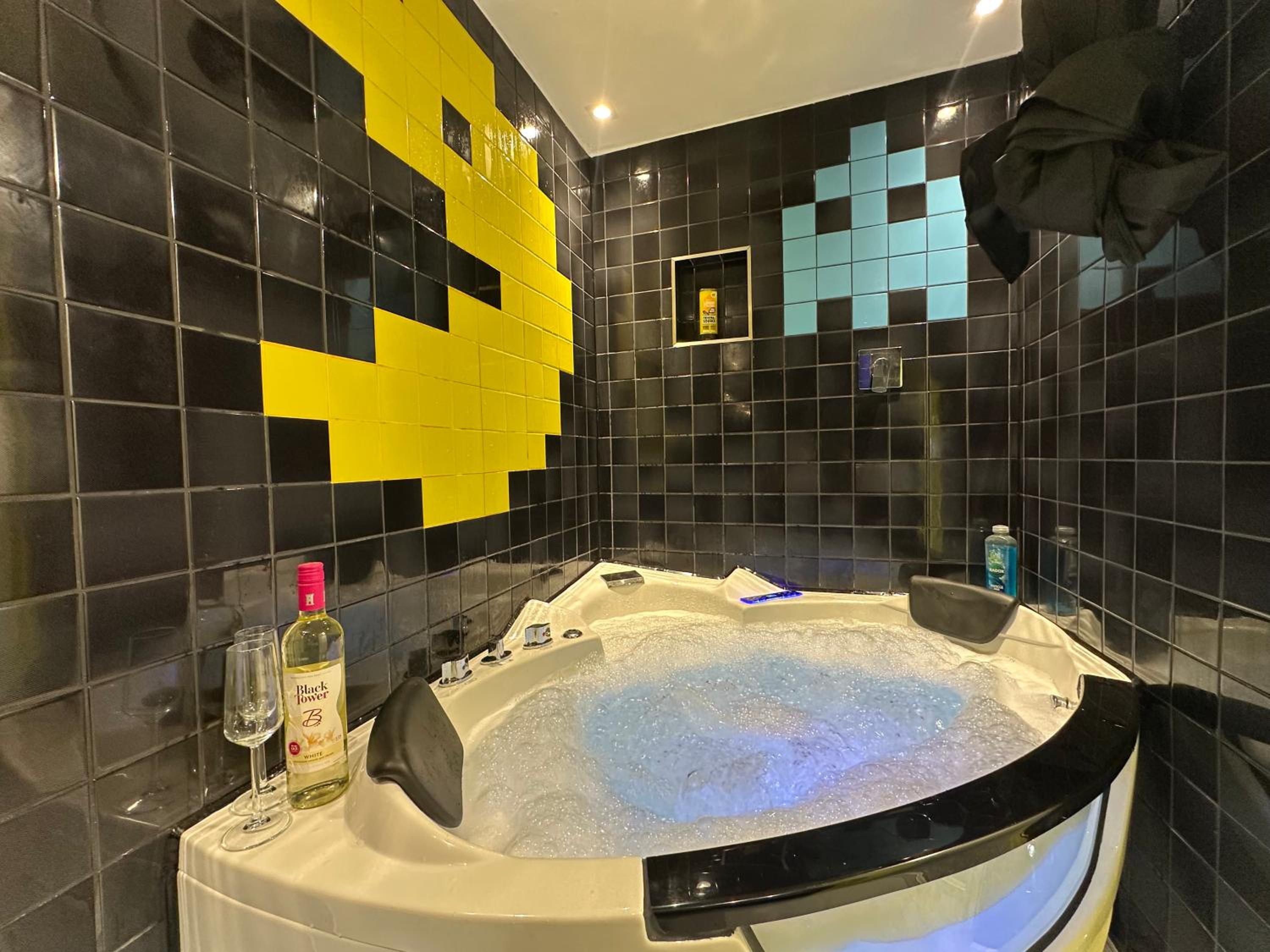 The Board Games Apartments - Brought to you by Coastline Retreats - Themed town centre apartments ALL WITH LUXURY 2 PERSON JACUZZI BATHS - 5 mins walk to t