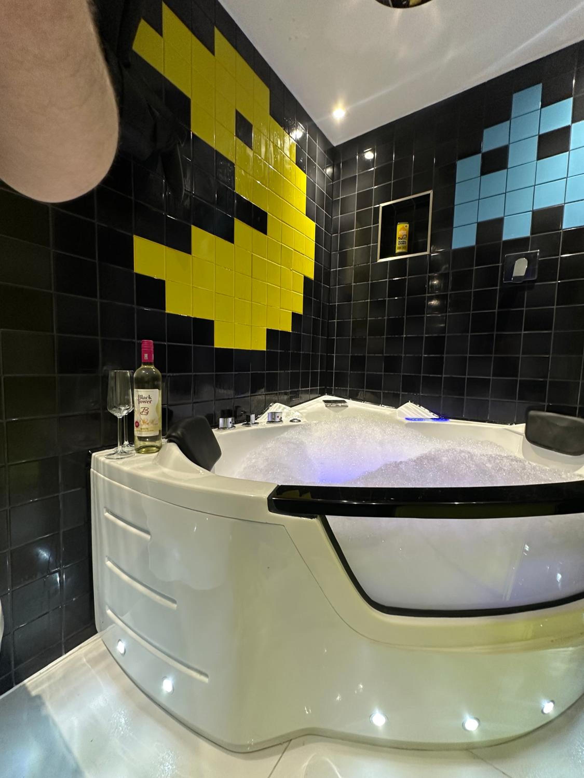 The Board Games Apartments - Brought to you by Coastline Retreats - Themed town centre apartments ALL WITH LUXURY 2 PERSON JACUZZI BATHS - 5 mins walk to t