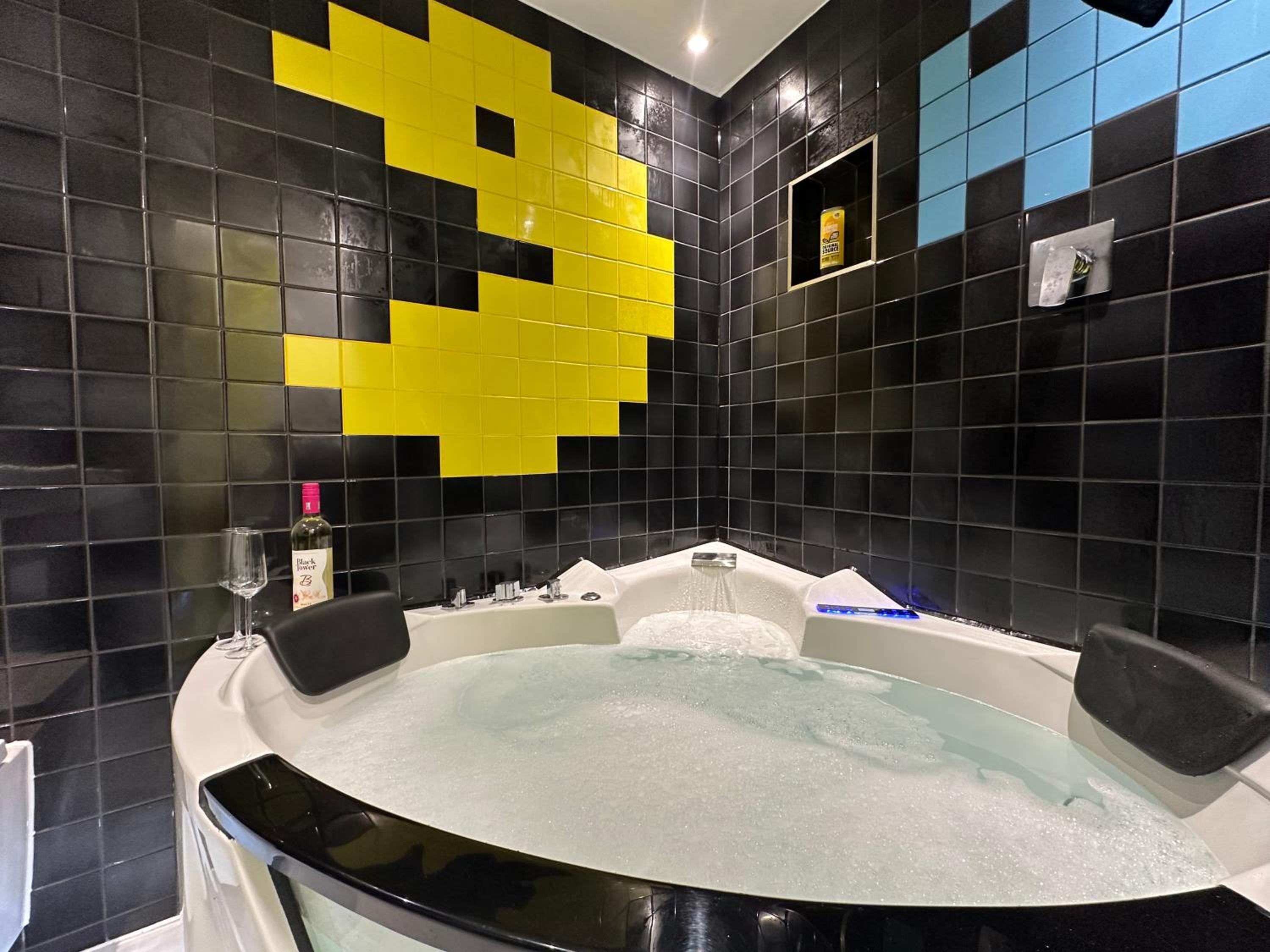 The Board Games Apartments - Brought to you by Coastline Retreats - Themed town centre apartments ALL WITH LUXURY 2 PERSON JACUZZI BATHS - 5 mins walk to t