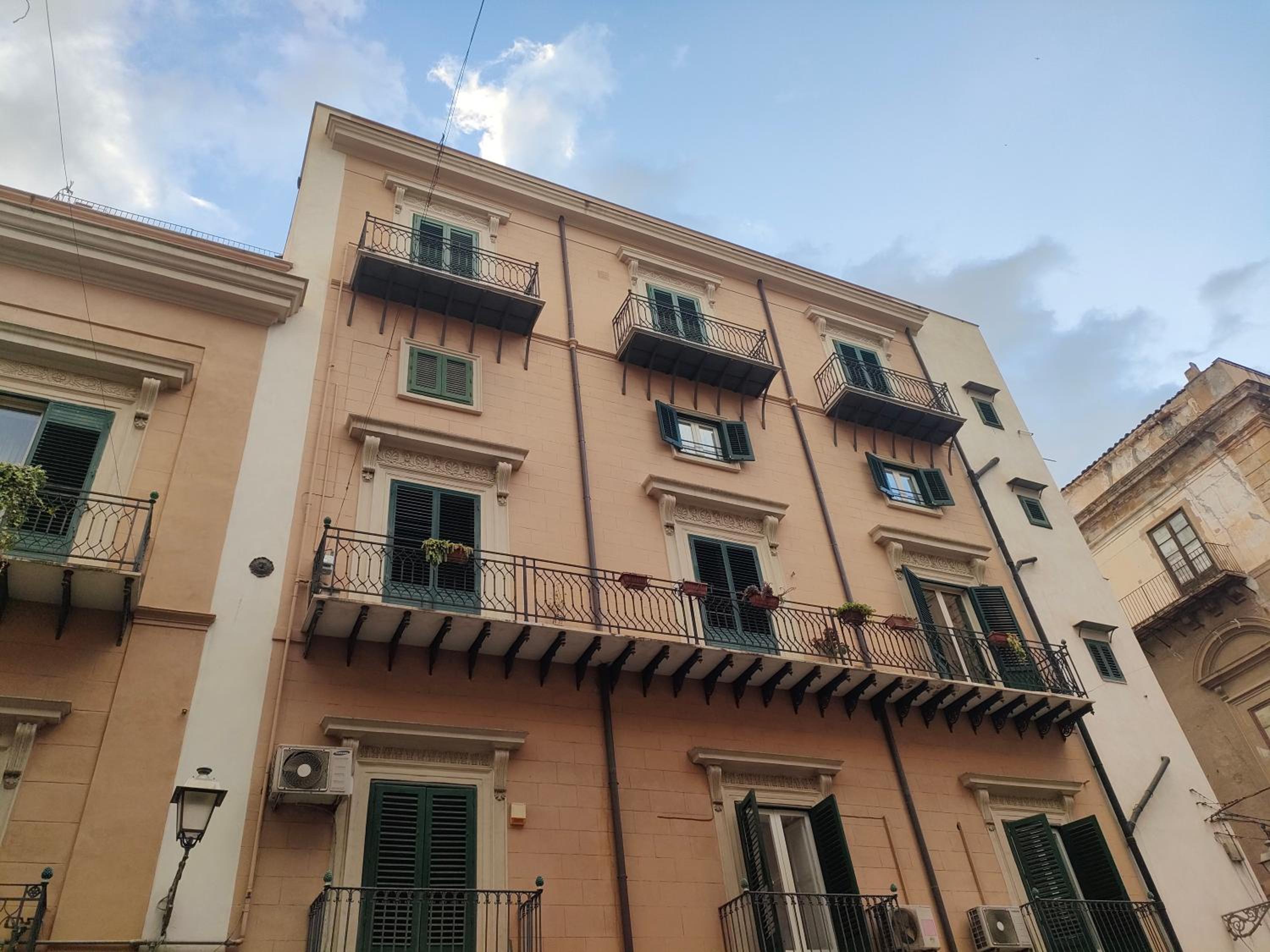B&B Duca di Maqueda nel pieno centro dell citta' a 5 minuti dalla stazione degli autobus e dei treni