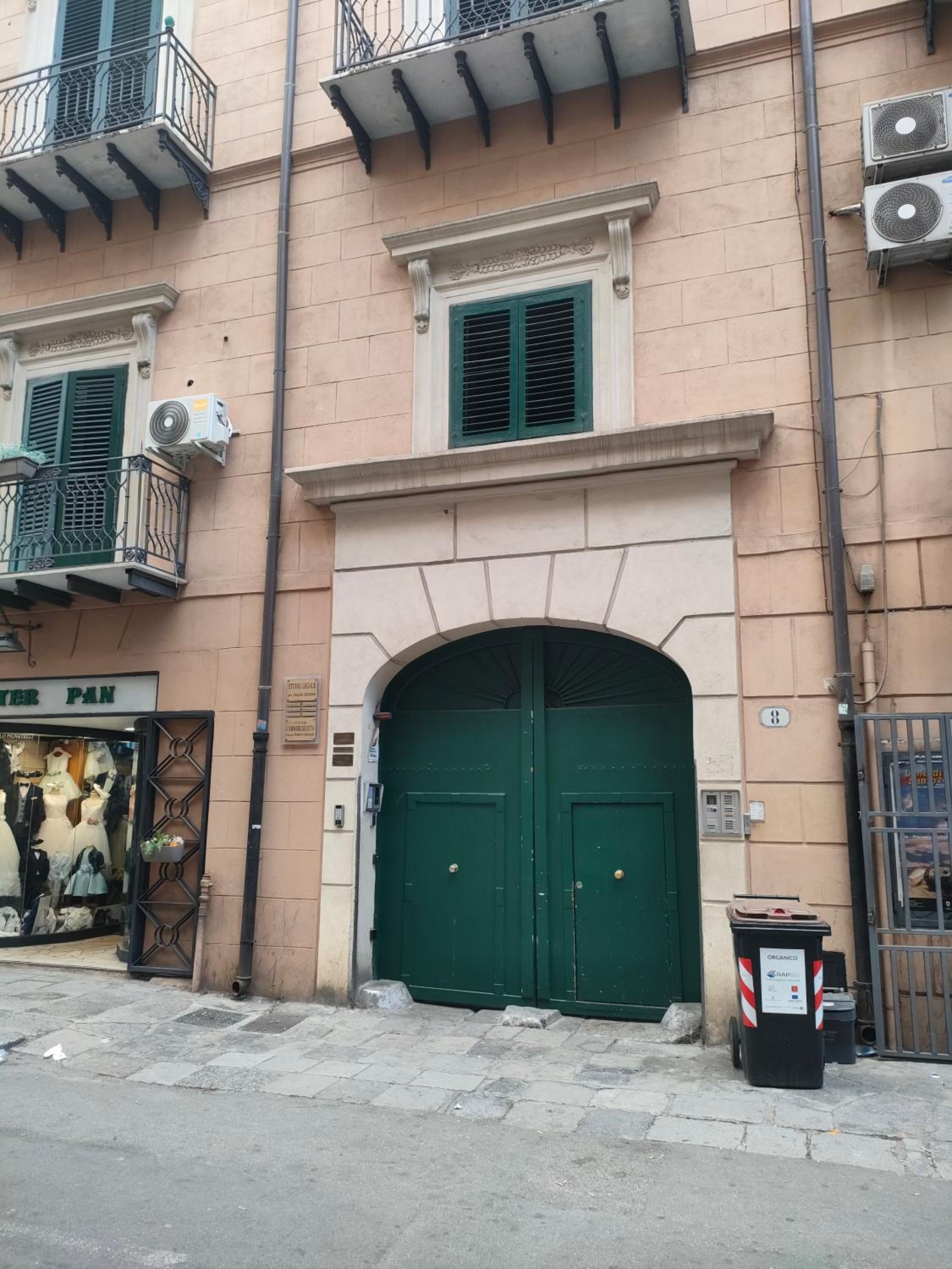 B&B Duca di Maqueda nel pieno centro dell citta' a 5 minuti dalla stazione degli autobus e dei treni