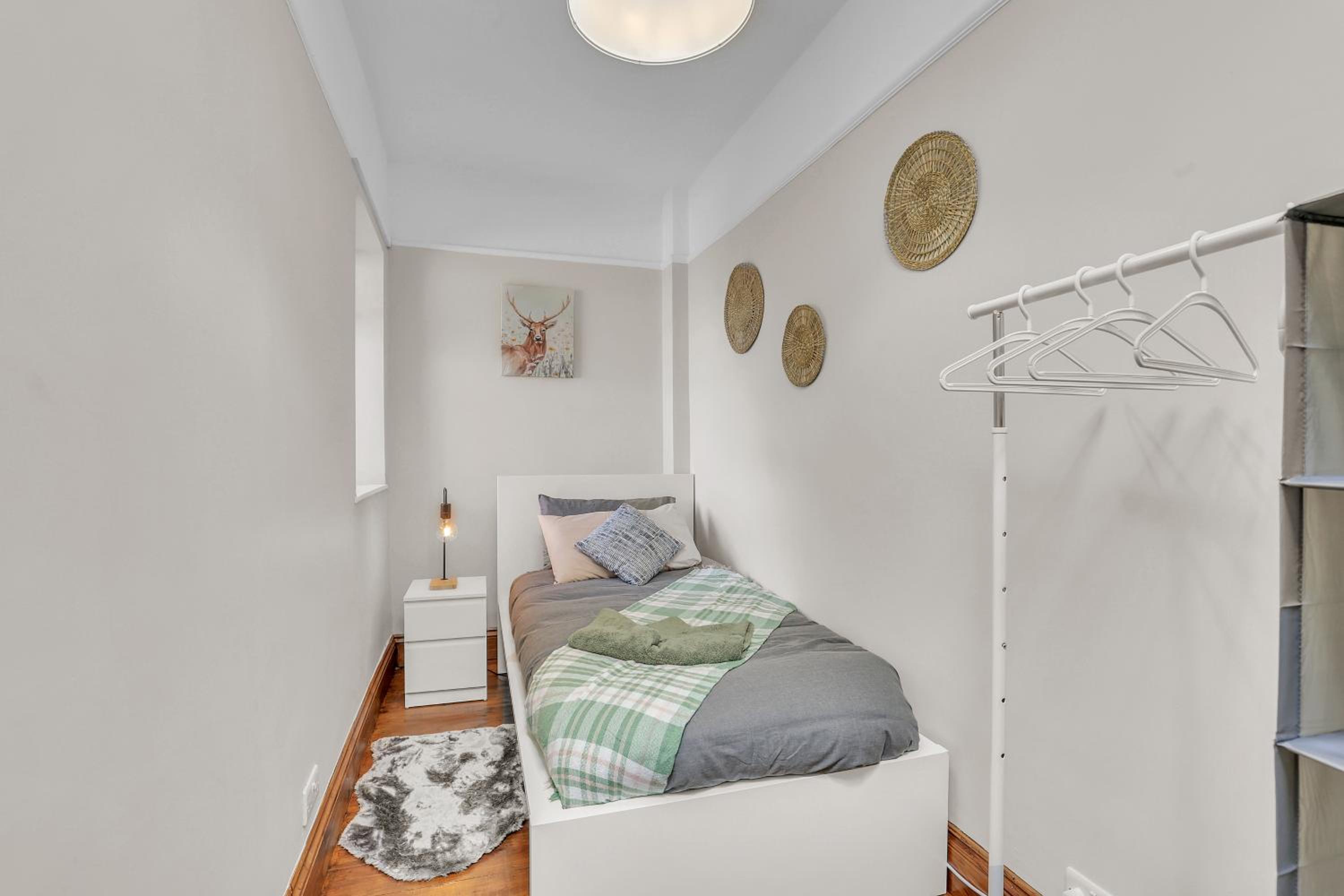 Charming 2BR Country Cottage - Quiet Retreat with Parking
