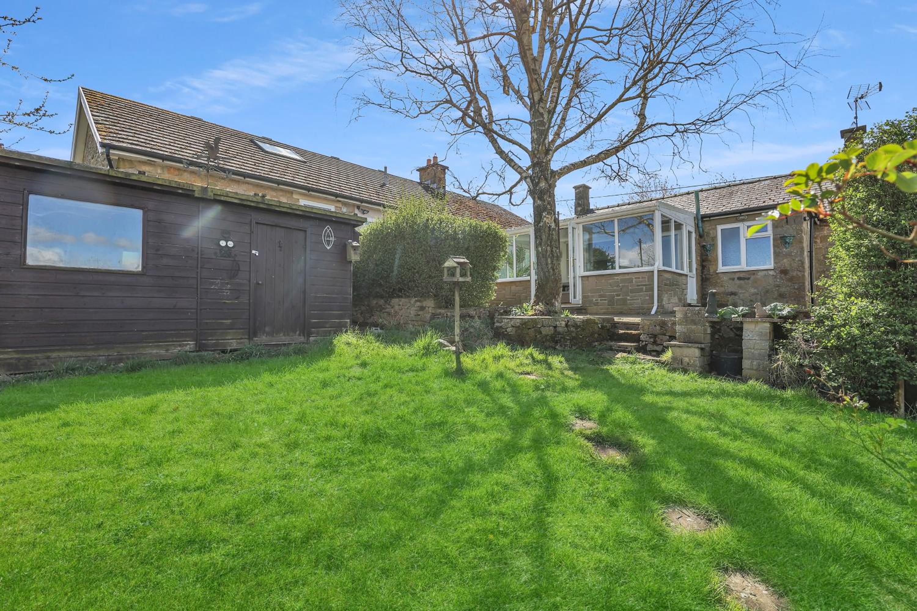 Charming 2BR Country Cottage - Quiet Retreat with Parking