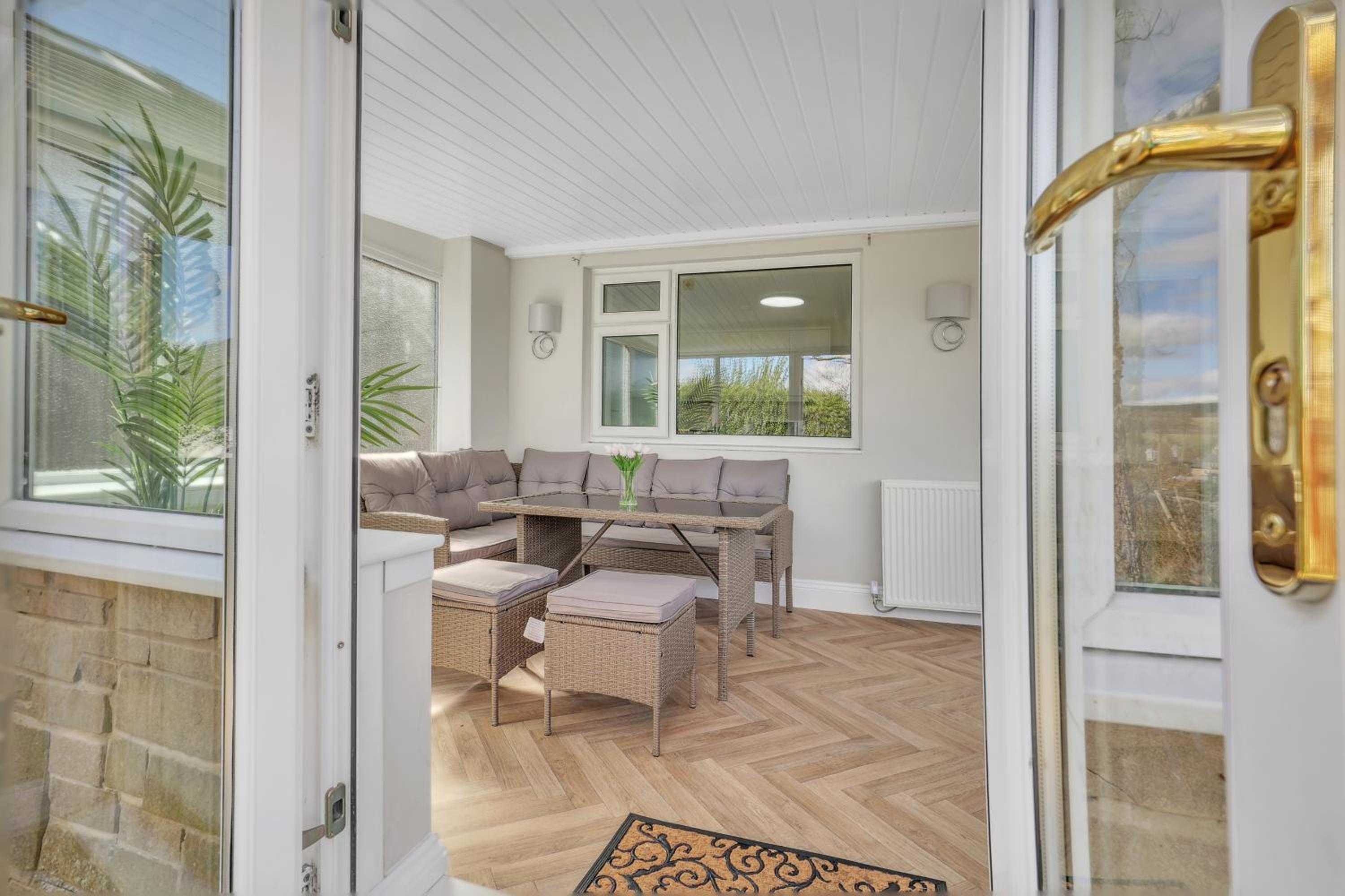 Charming 2BR Country Cottage - Quiet Retreat with Parking