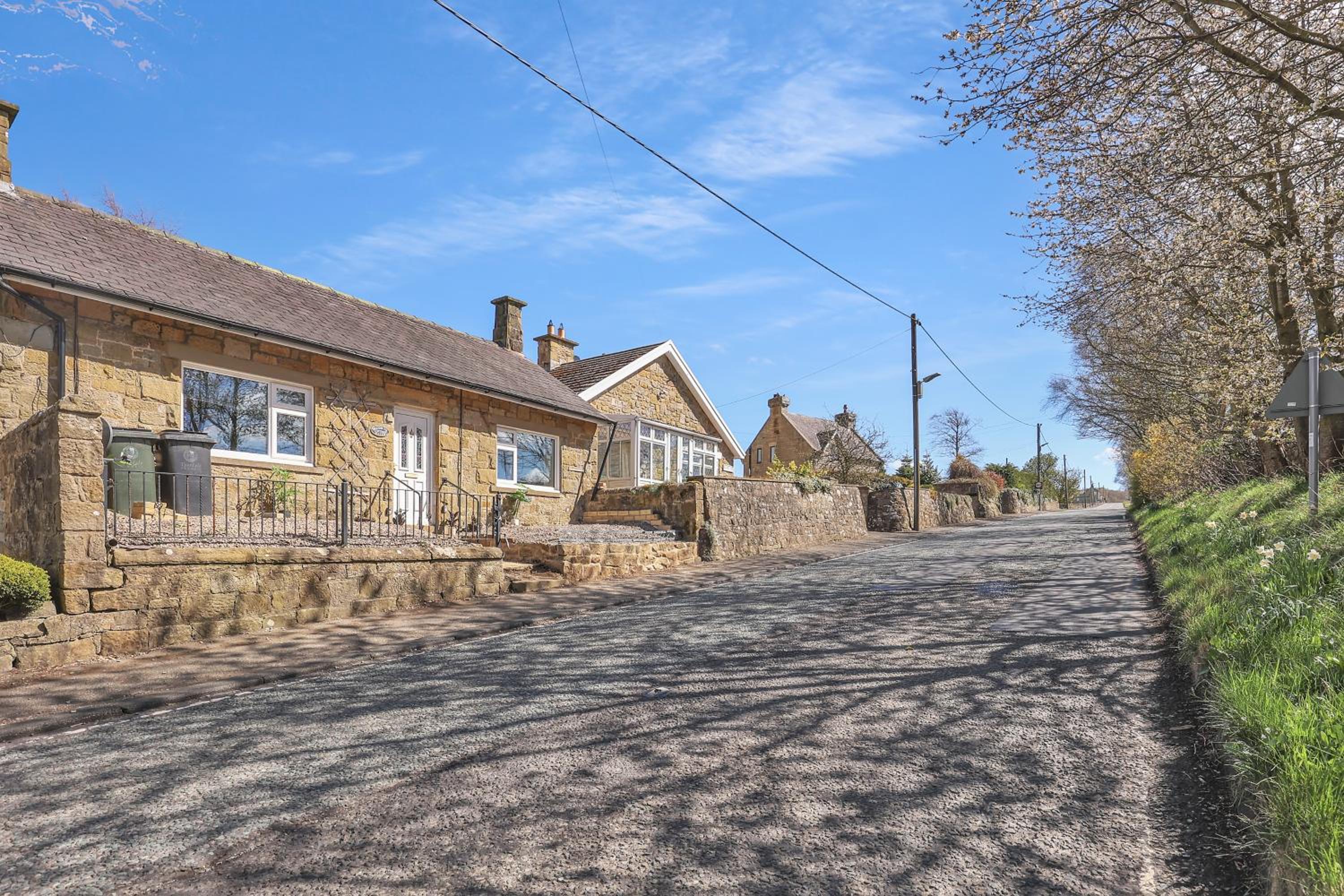 Charming 2BR Country Cottage - Quiet Retreat with Parking