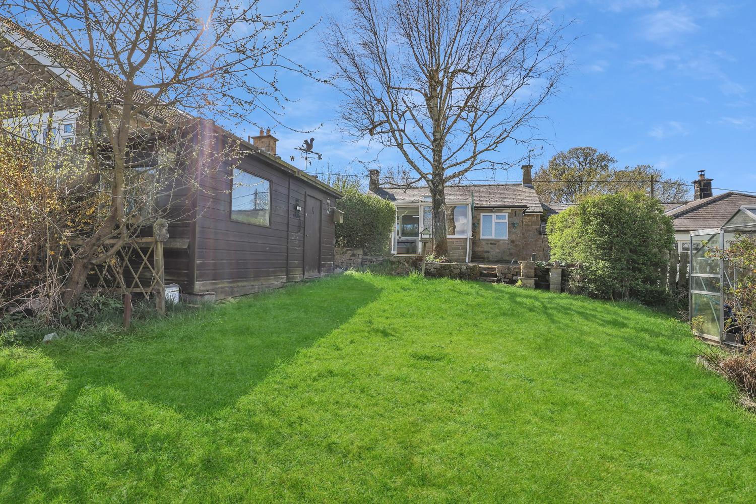 Charming 2BR Country Cottage - Quiet Retreat with Parking