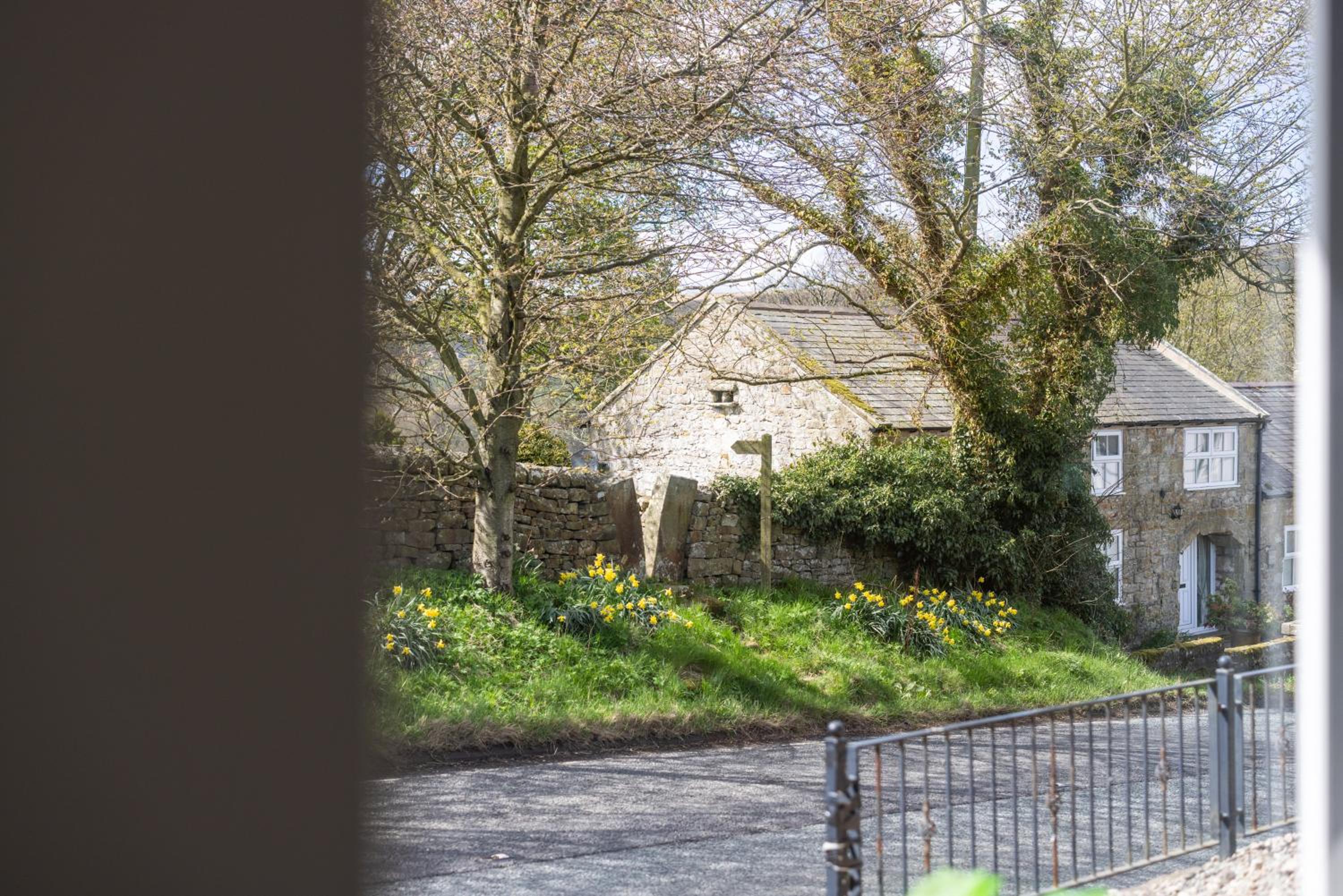 Charming 2BR Country Cottage - Quiet Retreat with Parking