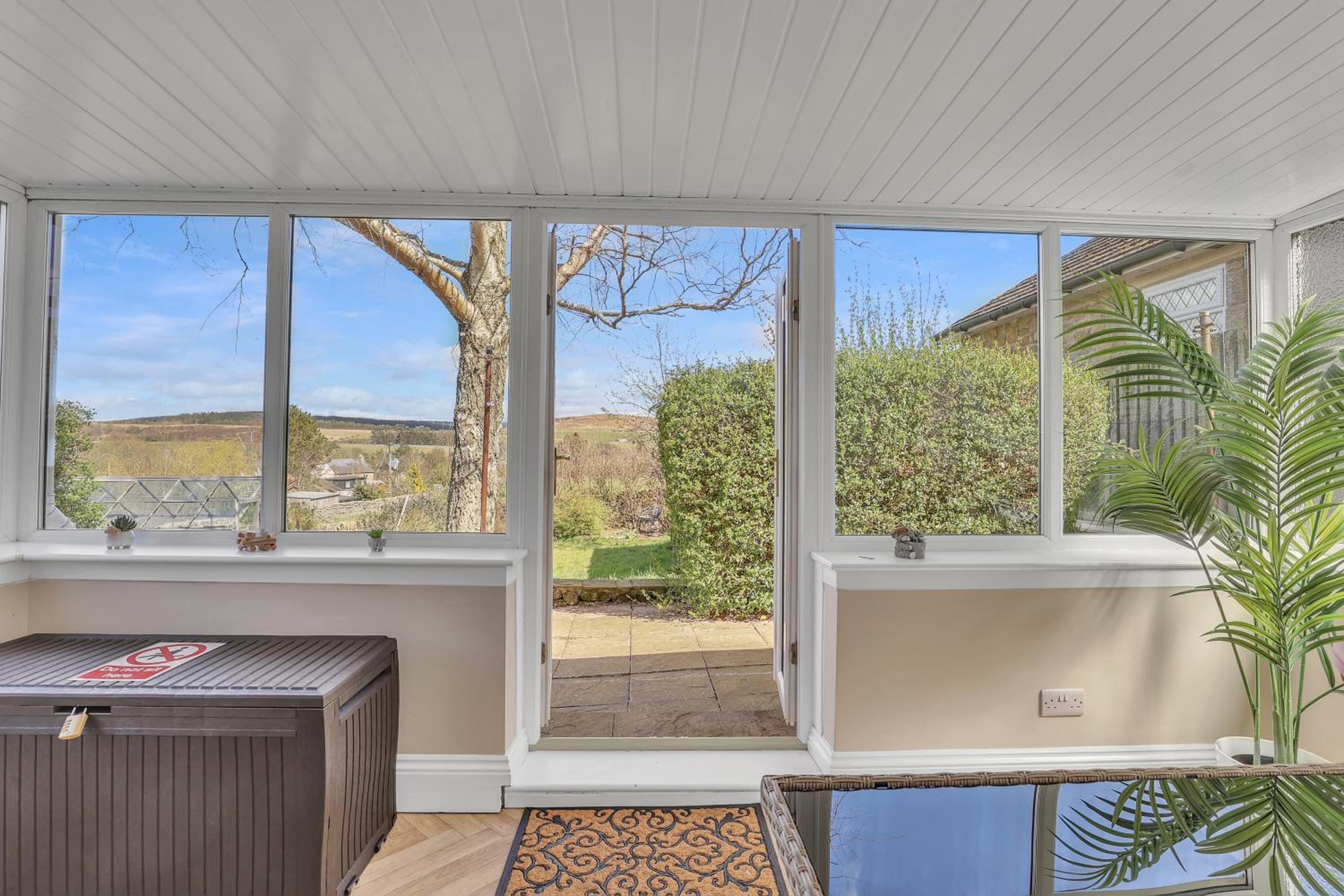 Charming 2BR Country Cottage - Quiet Retreat with Parking