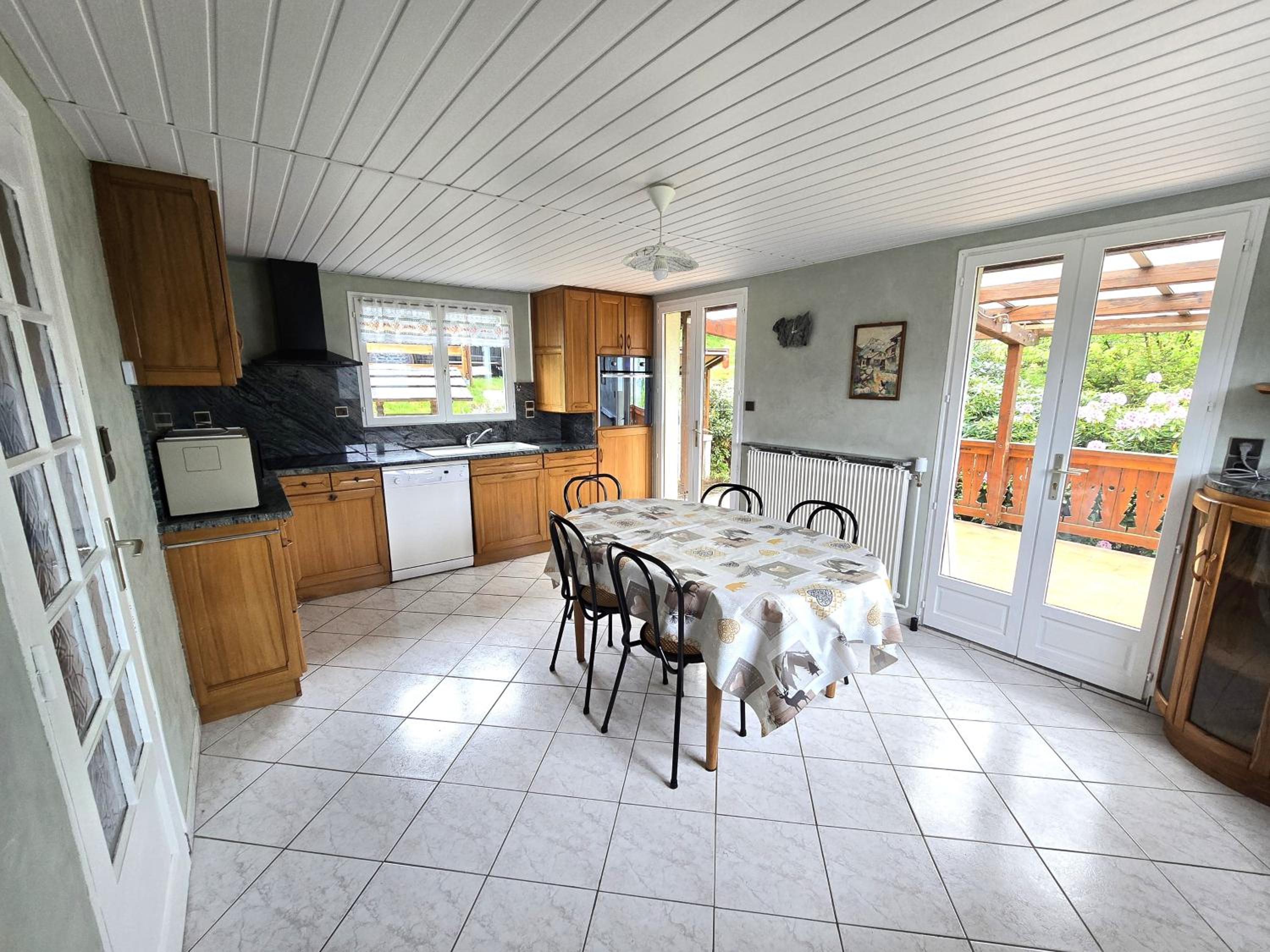Chalet sous les sapins, calme, superbe vue avec piscine et sauna