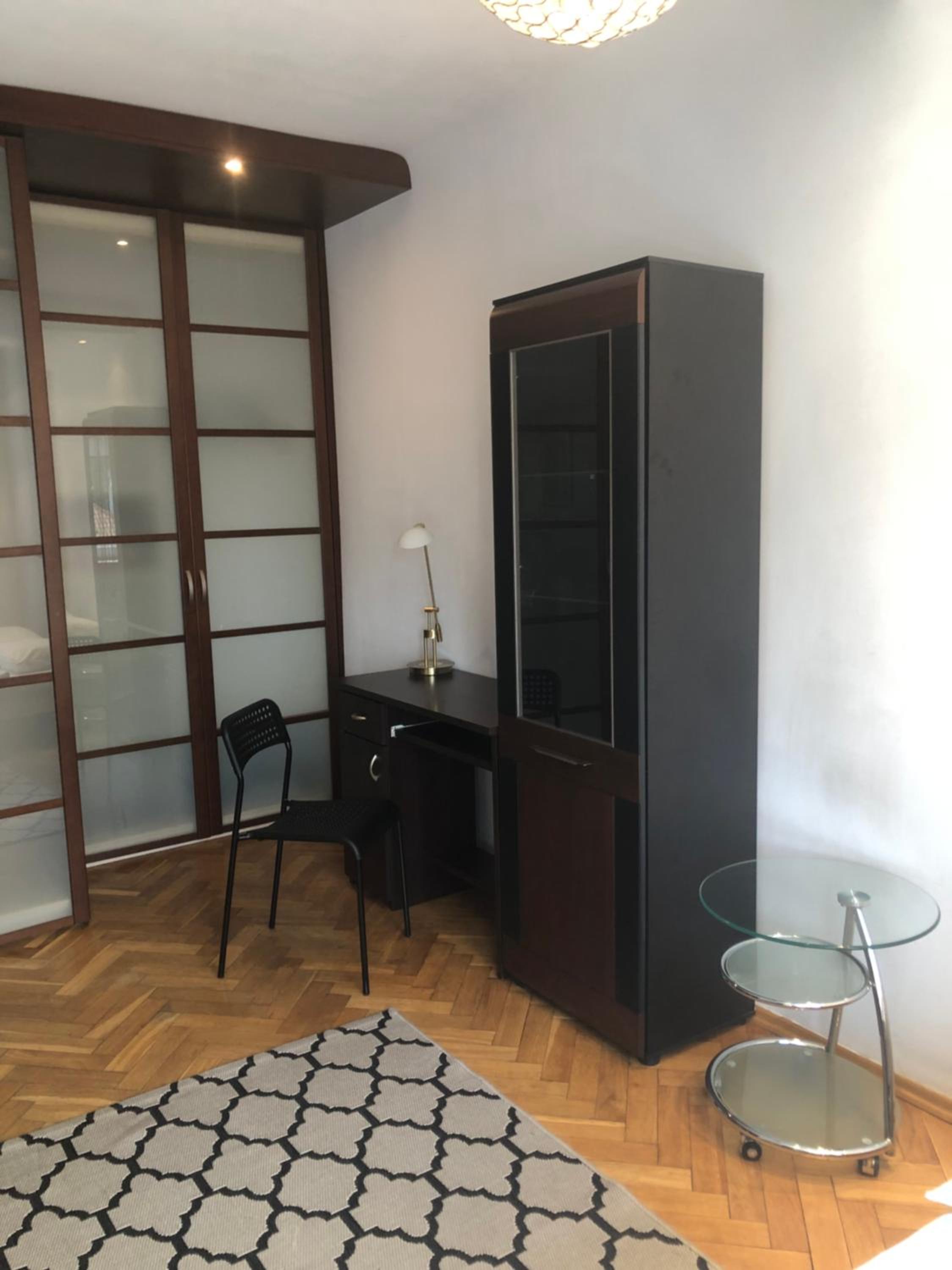 Plac Bankowy Apartment, Metro