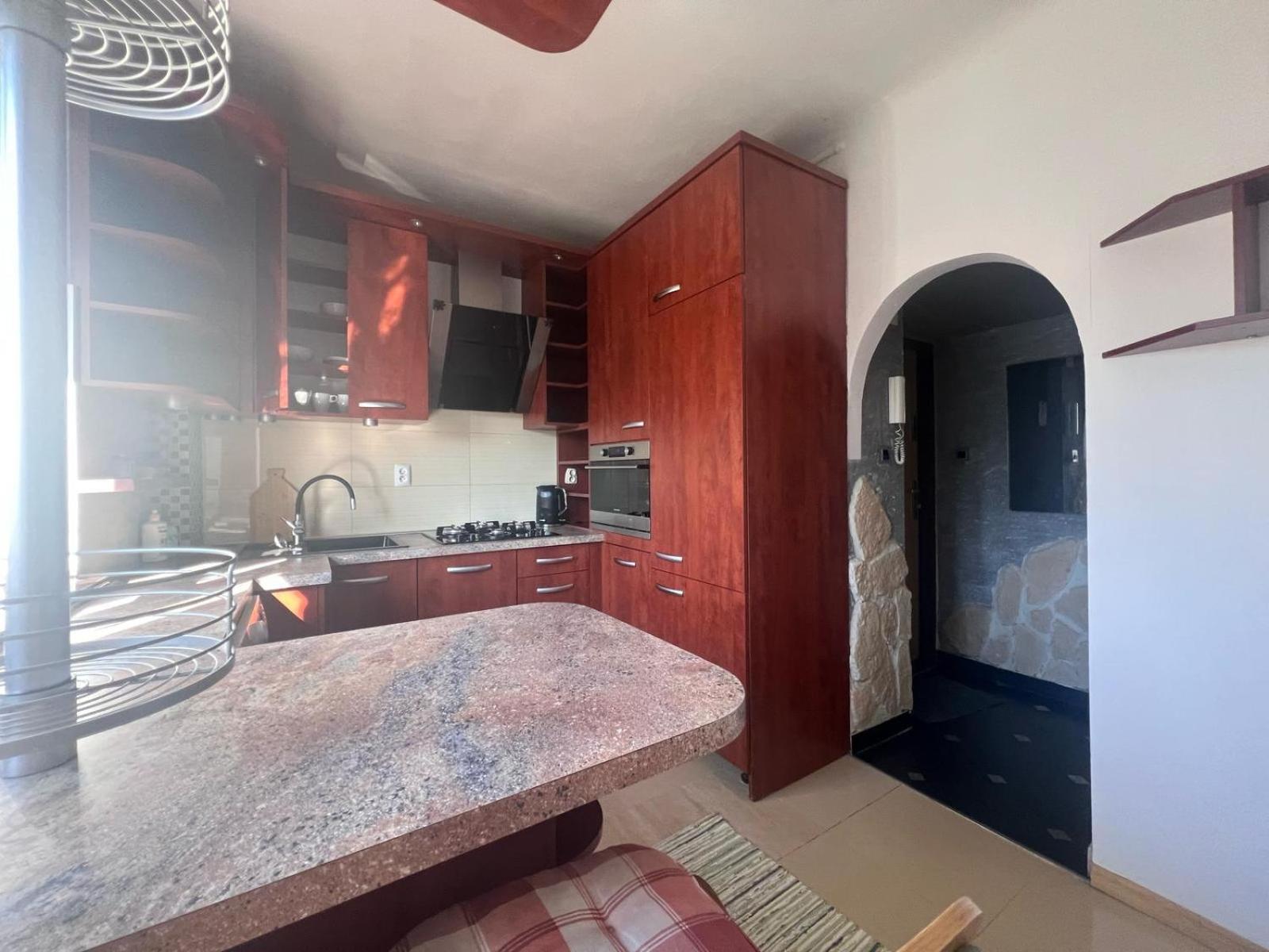 Plac Bankowy Apartment, Metro