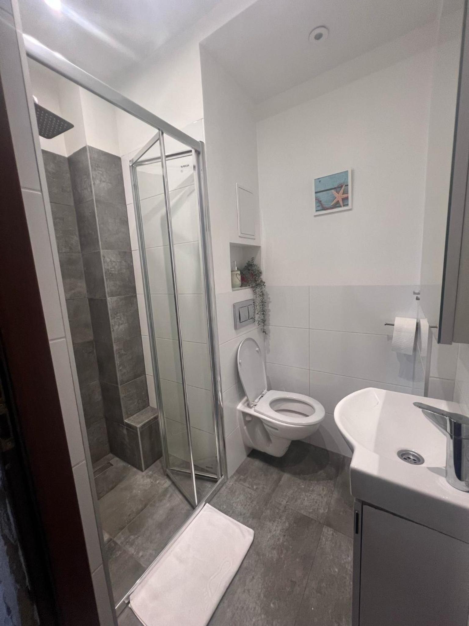 Plac Bankowy Apartment, Metro