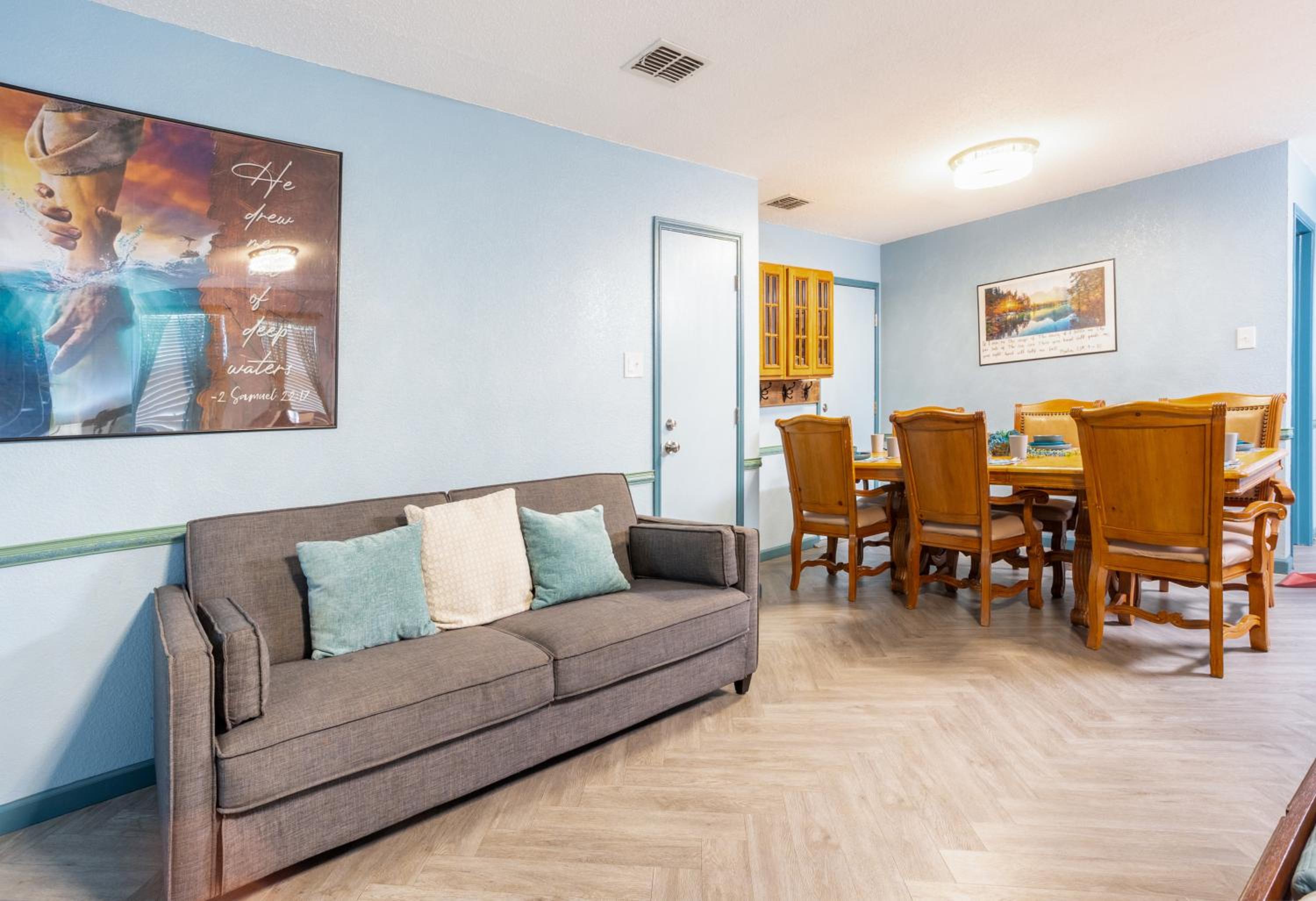 Ultimate Game Room Oasis for 12 - Private Patio - BBQ - 2 Kings - 6 TVs - Full-Body Massage Chair