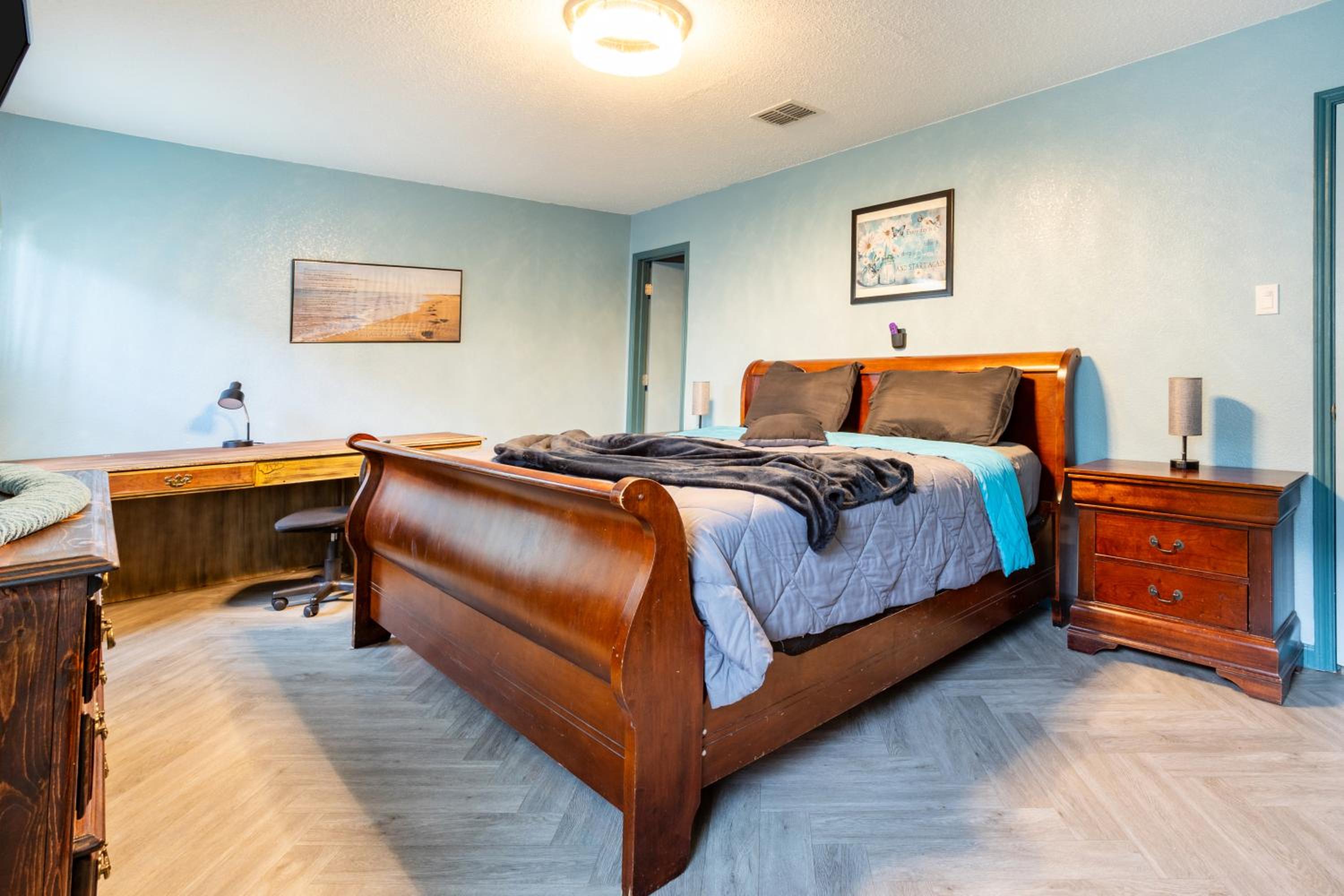 Ultimate Game Room Oasis for 12 - Private Patio - BBQ - 2 Kings - 6 TVs - Full-Body Massage Chair
