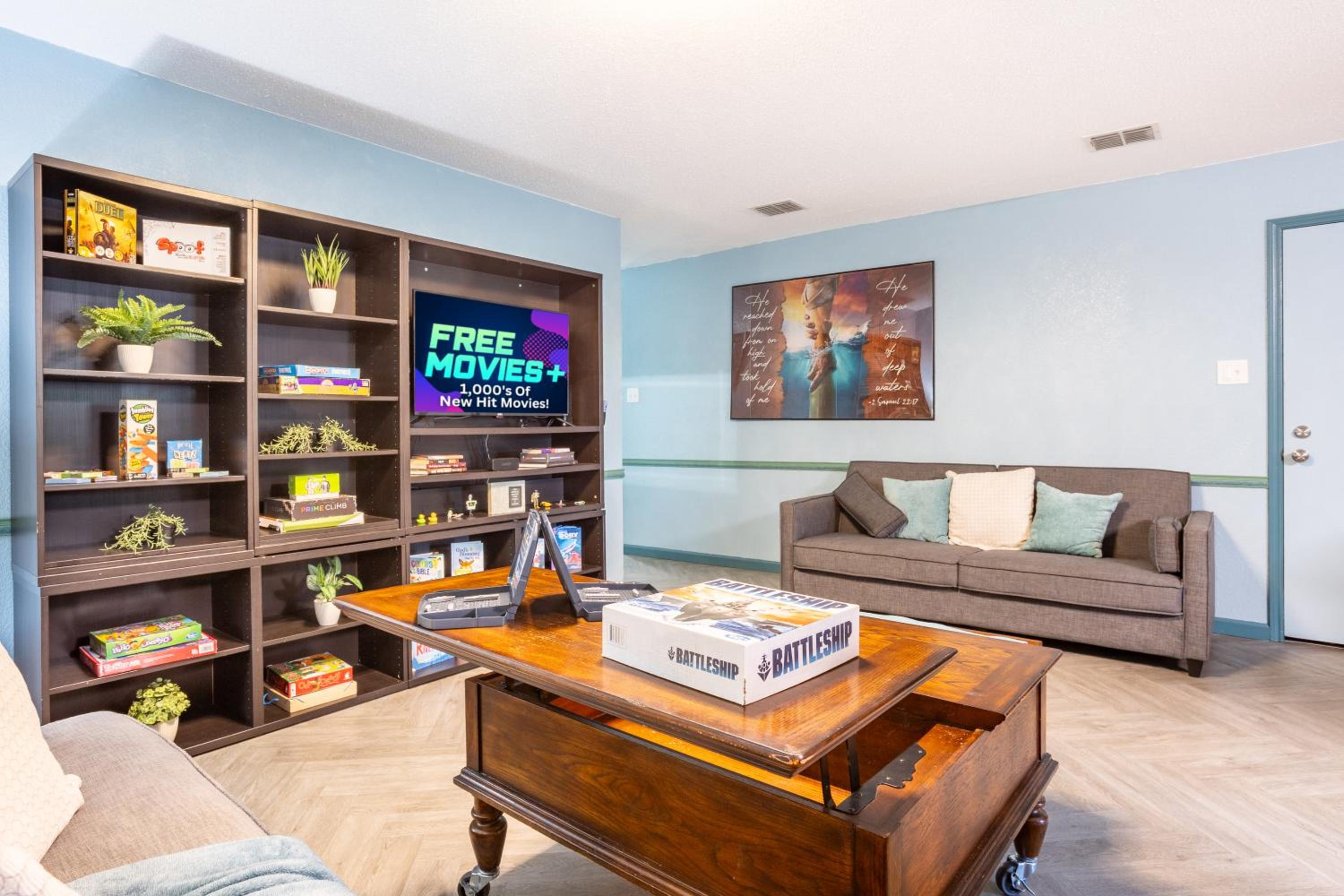 Ultimate Game Room Oasis for 12 - Private Patio - BBQ - 2 Kings - 6 TVs - Full-Body Massage Chair