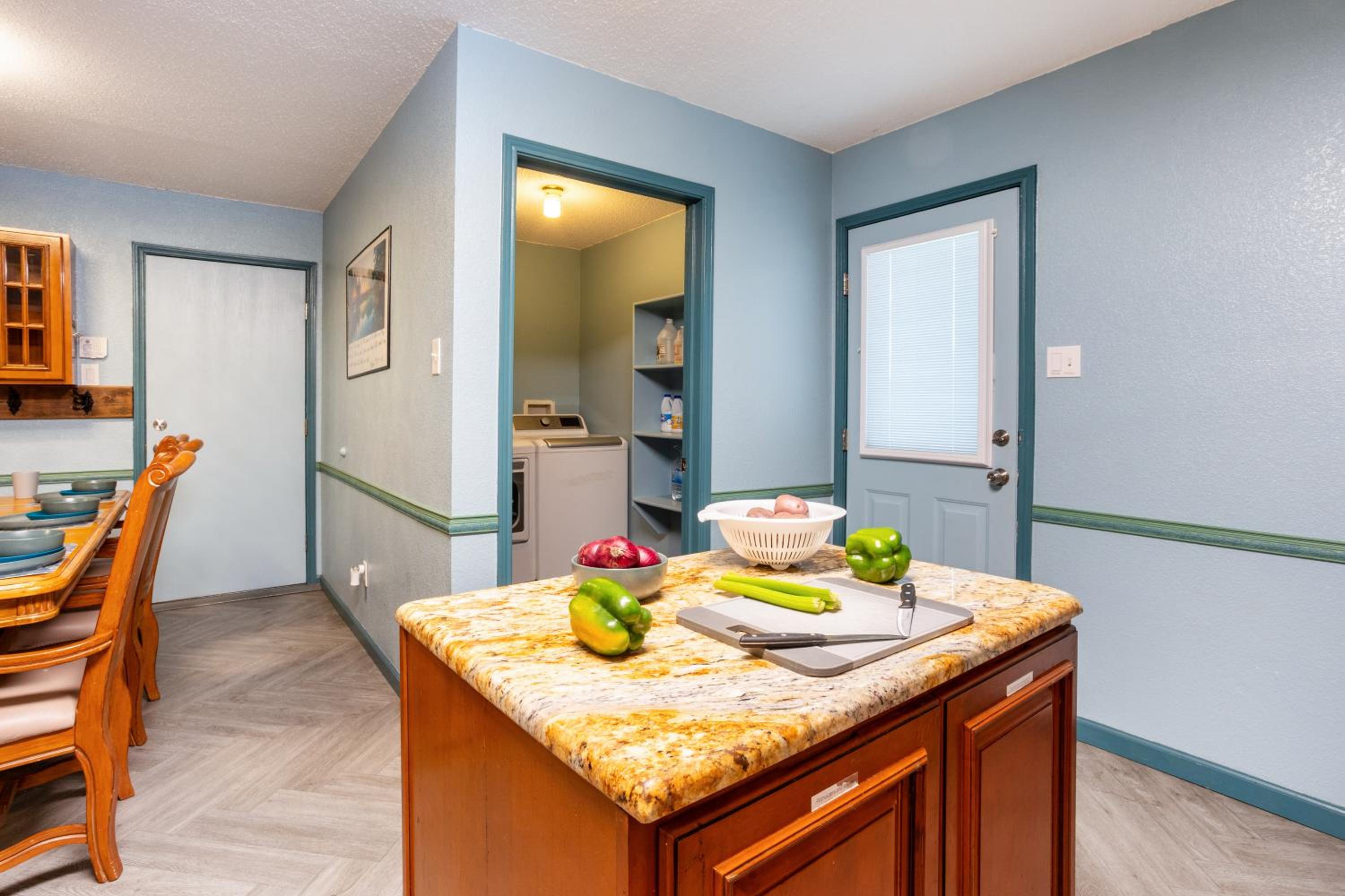 Ultimate Game Room Oasis for 12 - Private Patio - BBQ - 2 Kings - 6 TVs - Full-Body Massage Chair