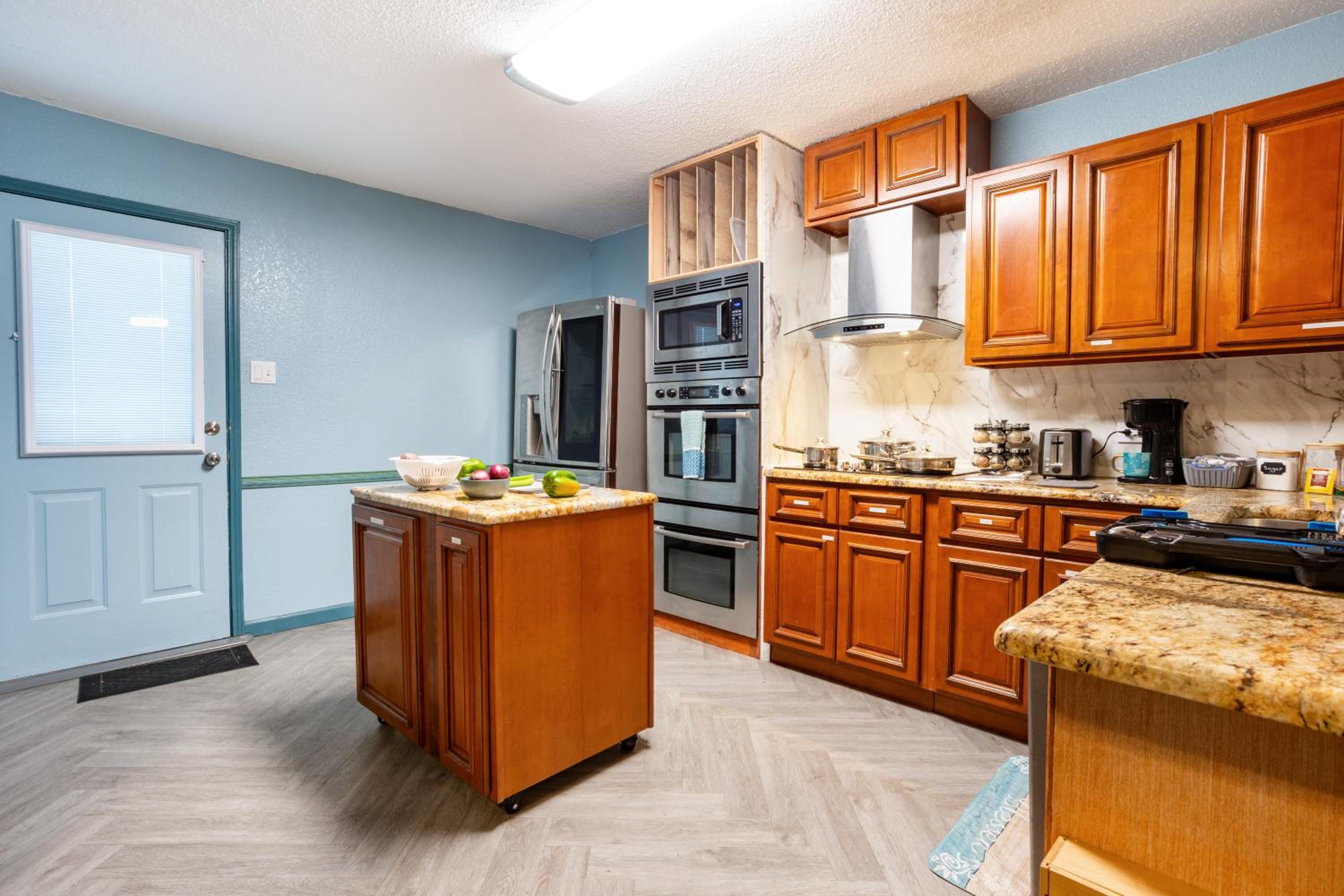 Ultimate Game Room Oasis for 12 - Private Patio - BBQ - 2 Kings - 6 TVs - Full-Body Massage Chair