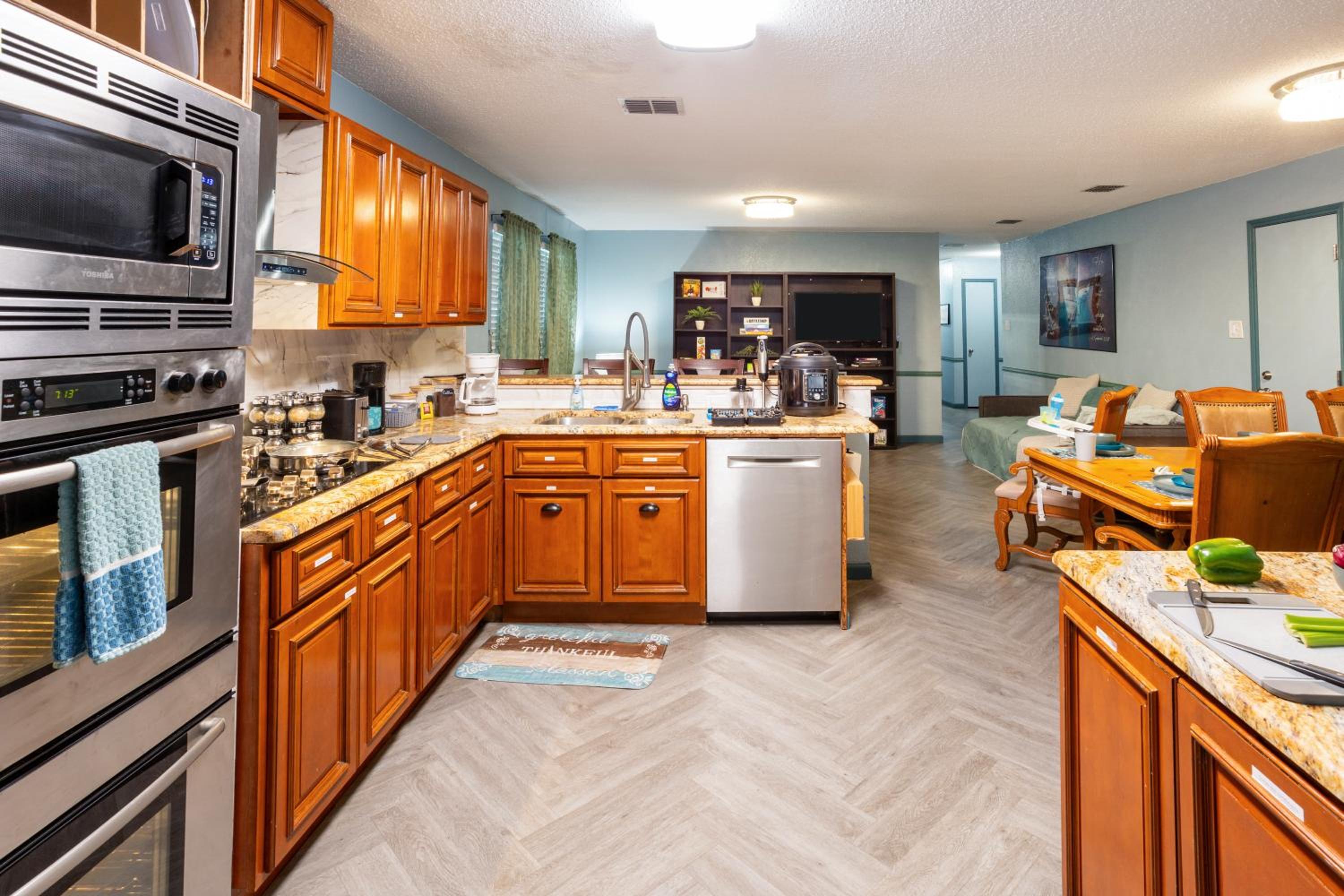 Ultimate Game Room Oasis for 12 - Private Patio - BBQ - 2 Kings - 6 TVs - Full-Body Massage Chair