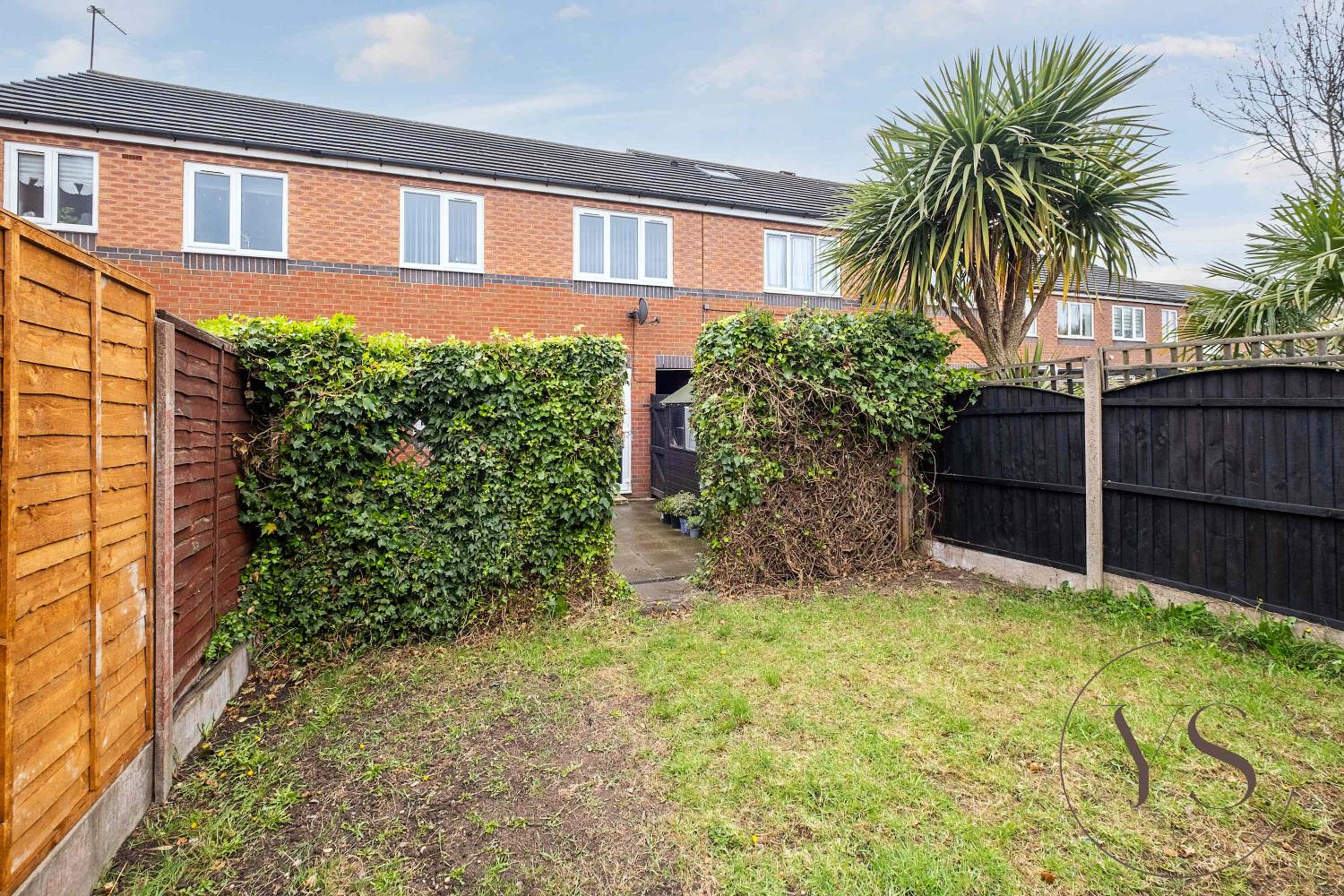 Modern 3BR Family Home in 14 Hempole Lane Near Dudley with Netflix, Wi-Fi & Free Parking