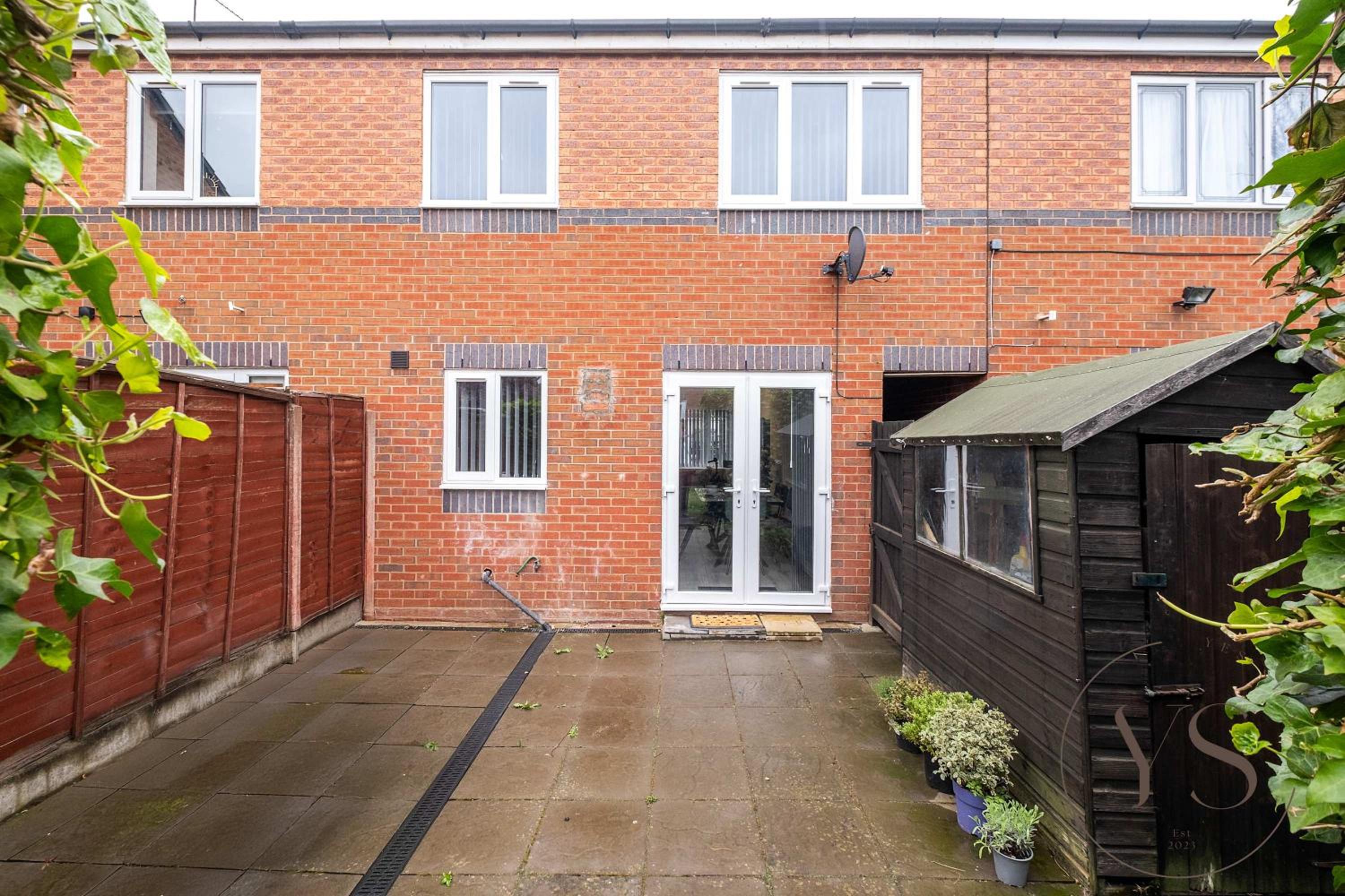 Modern 3BR Family Home in 14 Hempole Lane Near Dudley with Netflix, Wi-Fi & Free Parking