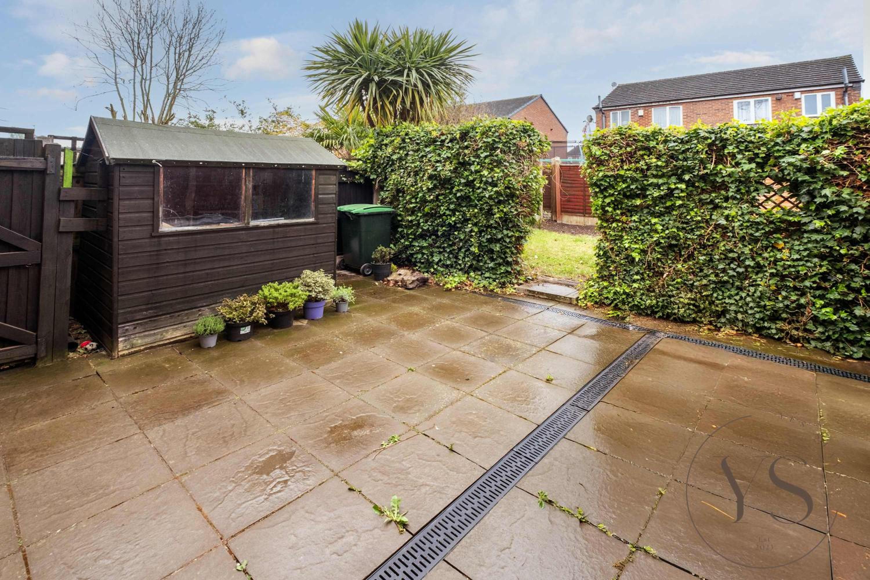 Modern 3BR Family Home in 14 Hempole Lane Near Dudley with Netflix, Wi-Fi & Free Parking