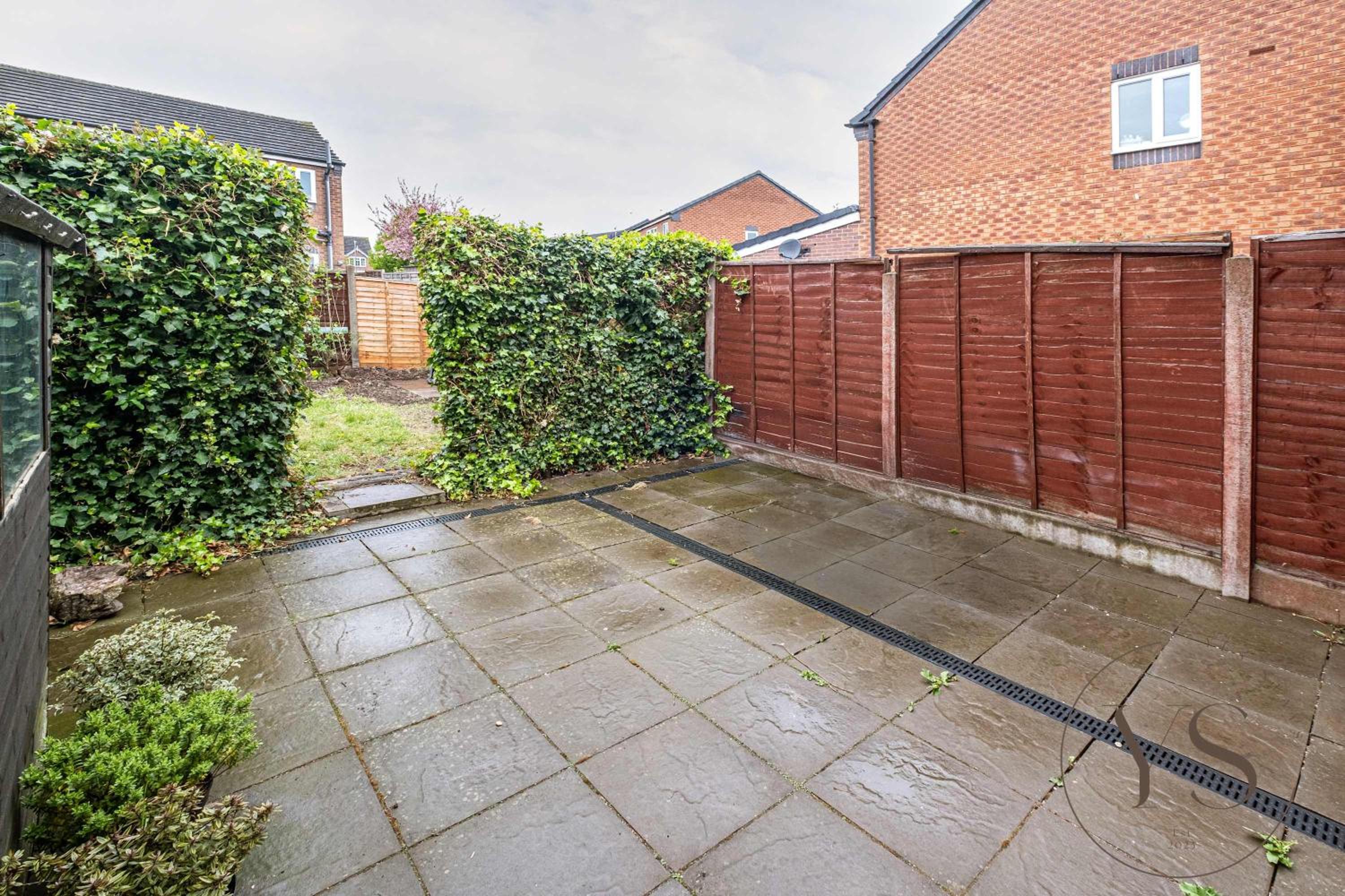 Modern 3BR Family Home in 14 Hempole Lane Near Dudley with Netflix, Wi-Fi & Free Parking