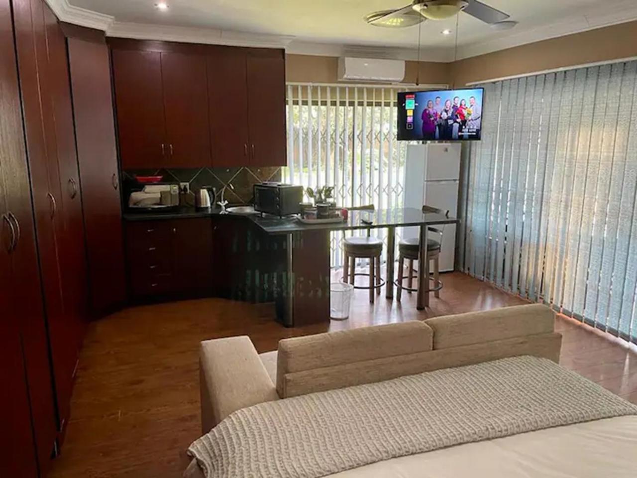 Spies Villa - Fast Wi-fi, Netflix, DSTV, Solar, Certified Water System