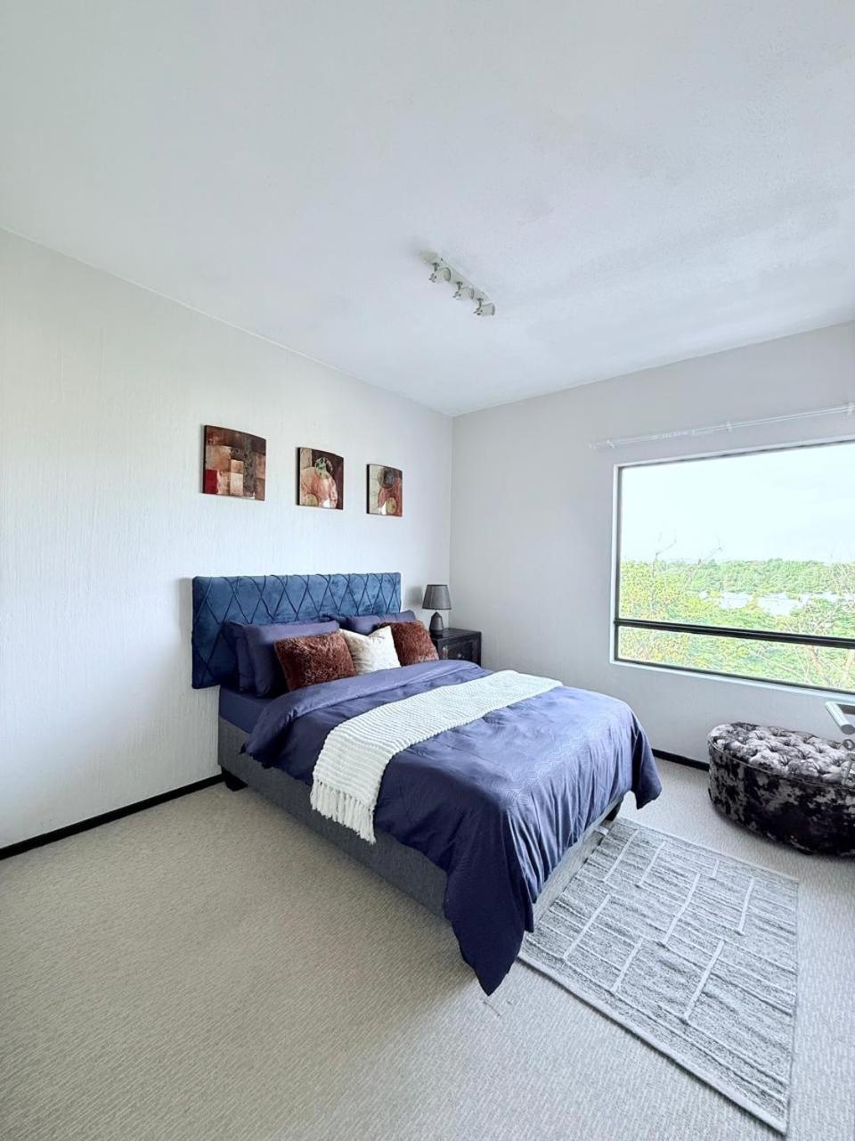 Broadacres apartment-work or play -swimming pool