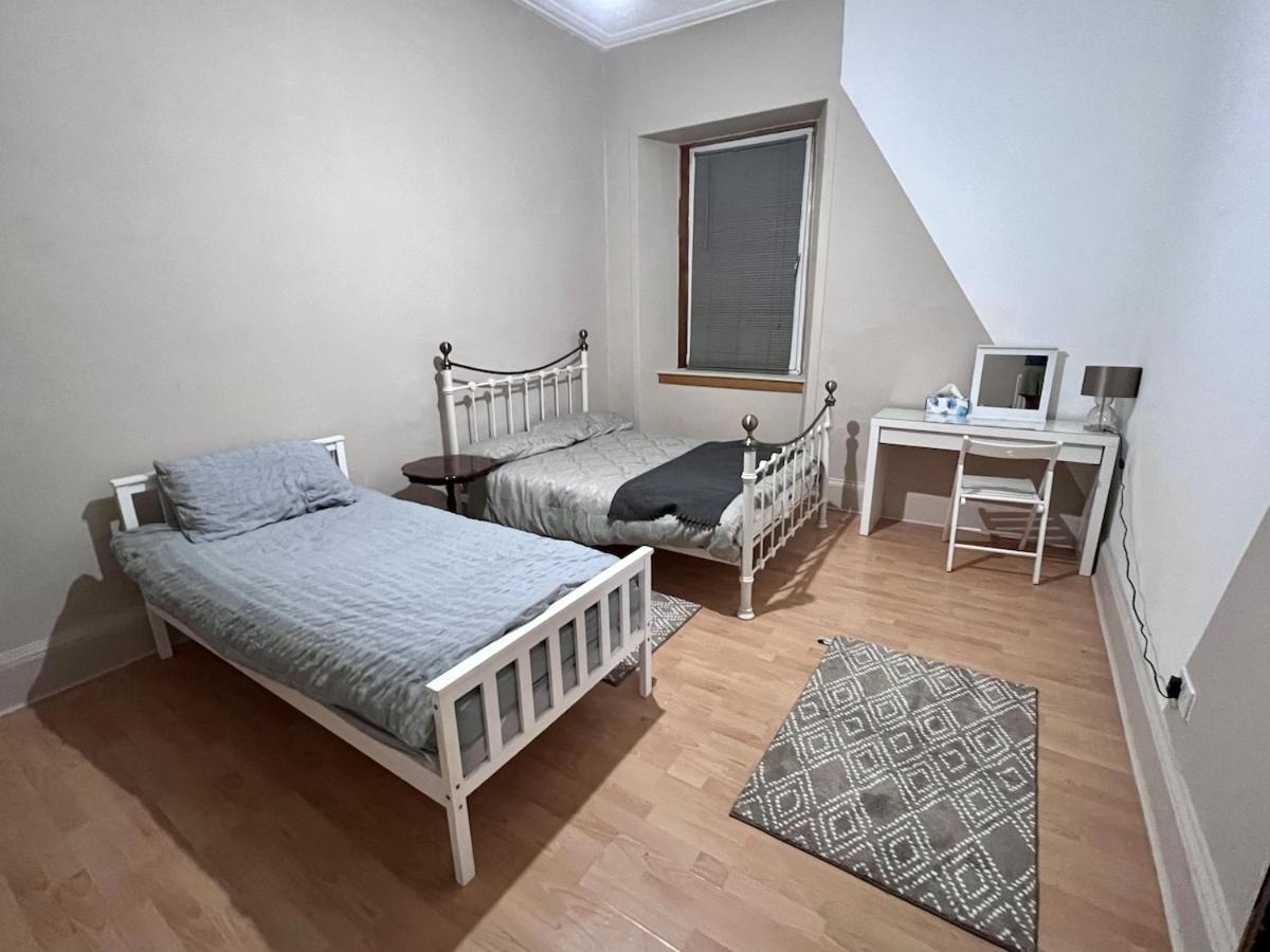 Cheerful 5 Bedroom House Close to Central West End and Parking