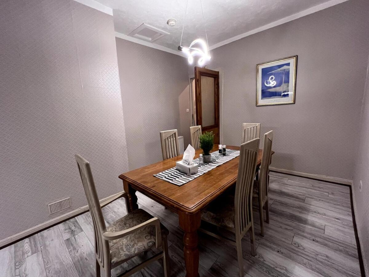 Cheerful 5 Bedroom House Close to Central West End and Parking