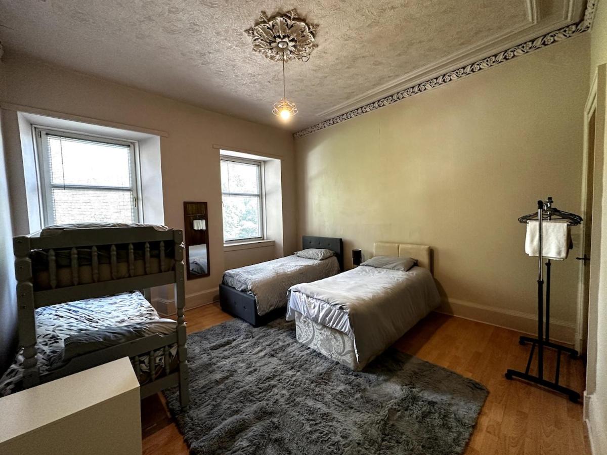 Cheerful 5 Bedroom House Close to Central West End and Parking