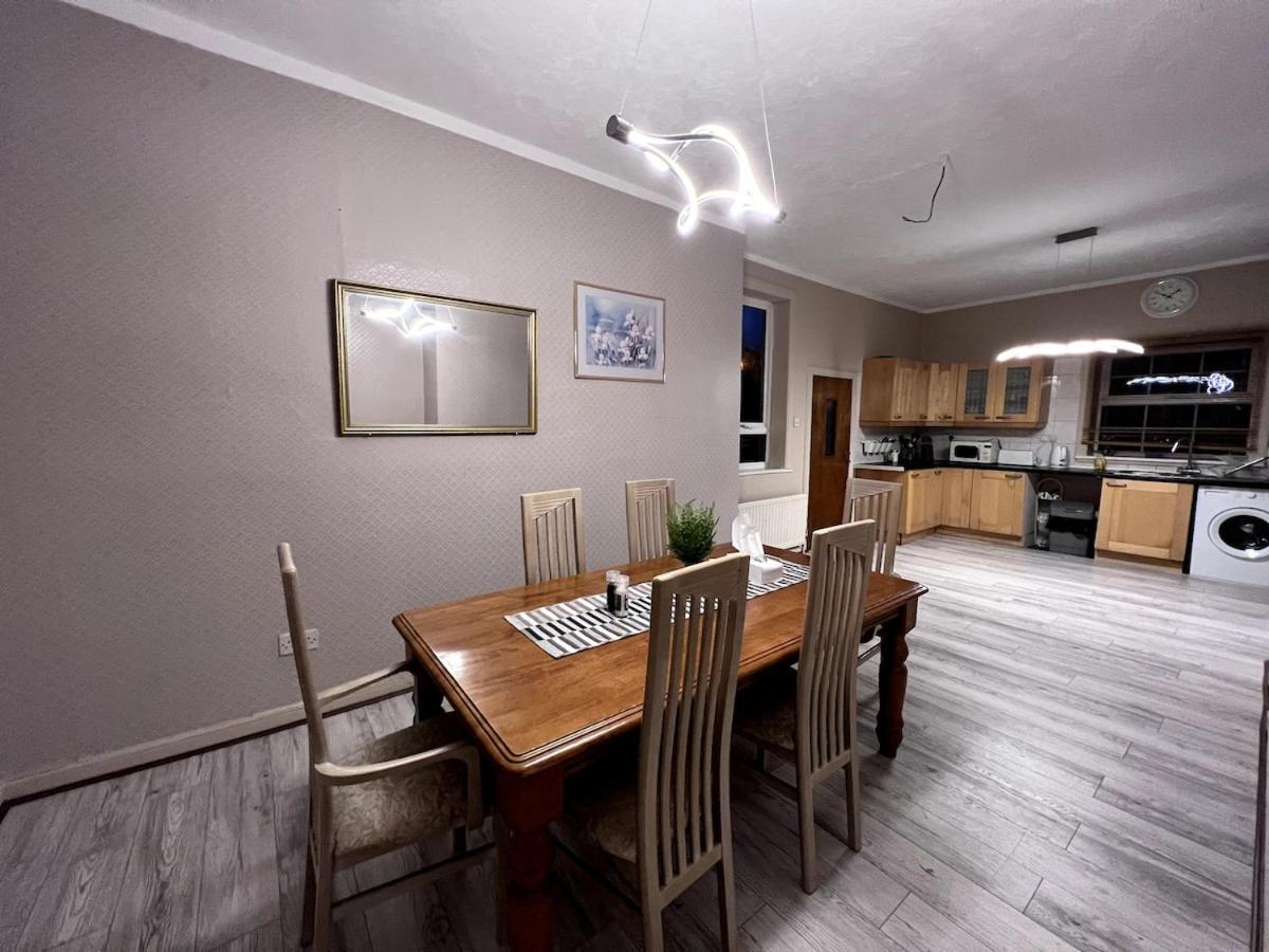 Cheerful 5 Bedroom House Close to Central West End and Parking
