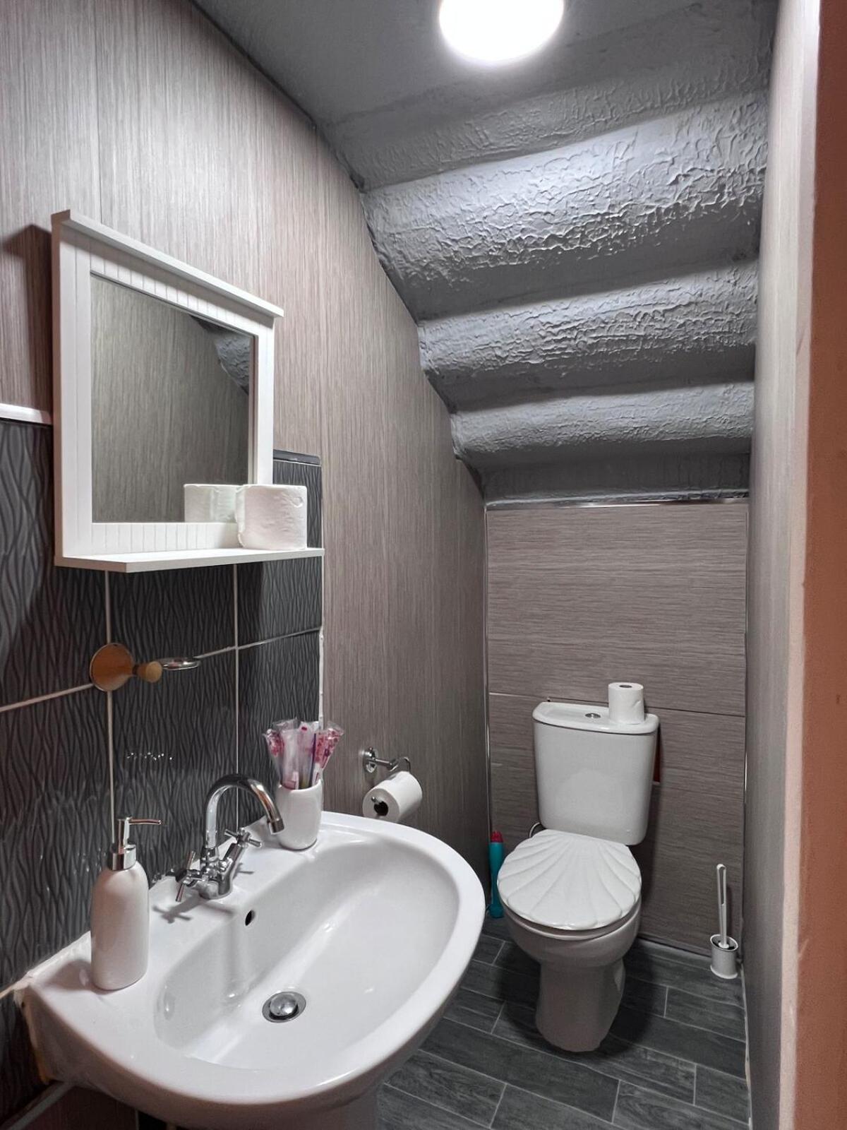 Cheerful 5 Bedroom House Close to Central West End and Parking