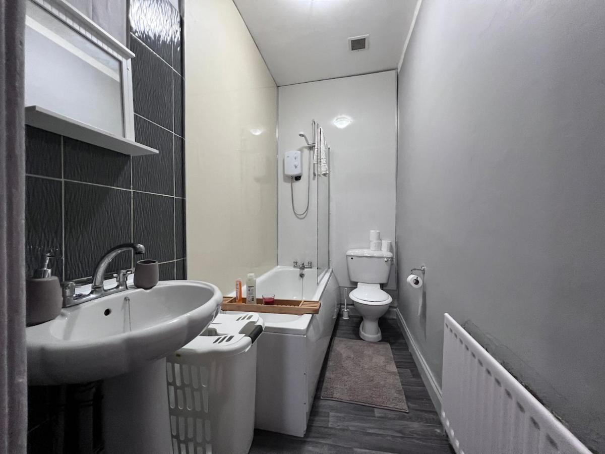Cheerful 5 Bedroom House Close to Central West End and Parking