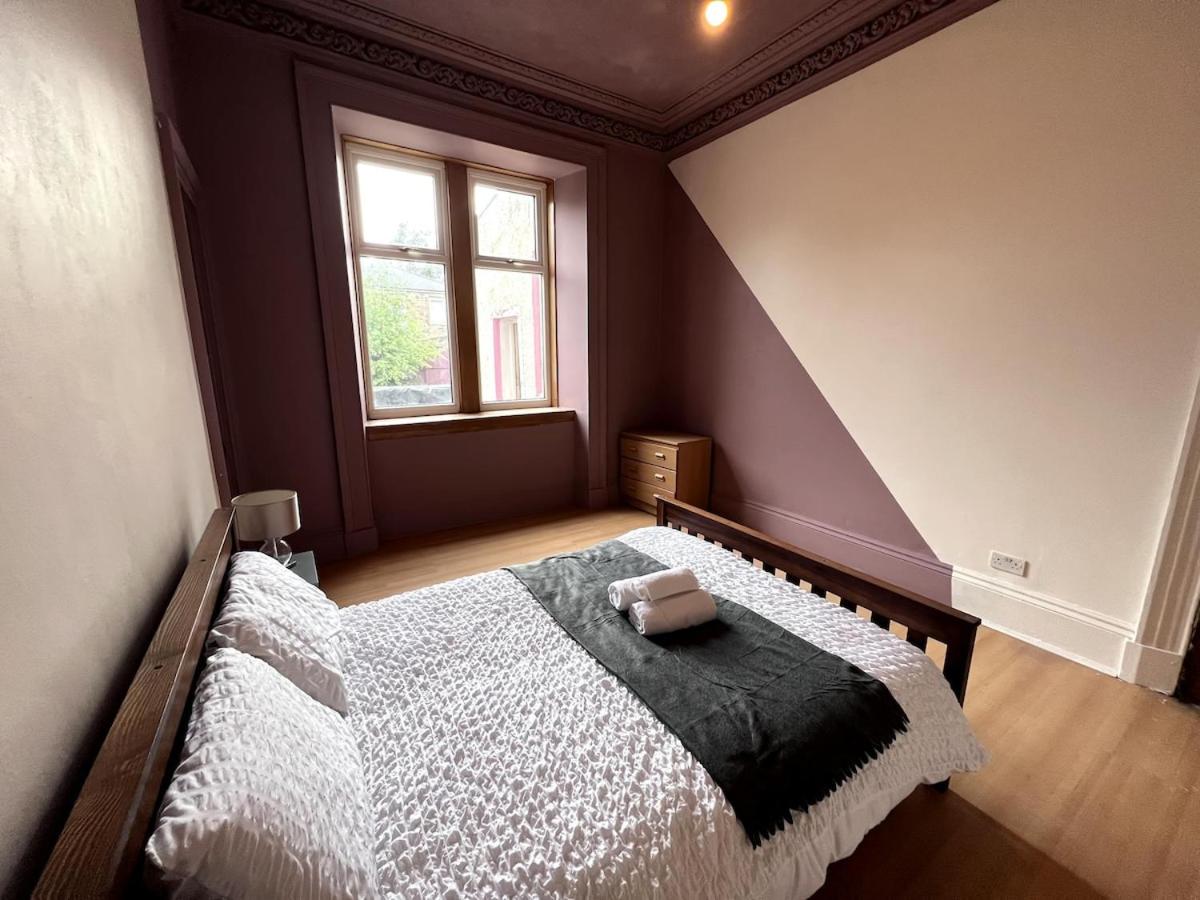 Cheerful 5 Bedroom House Close to Central West End and Parking