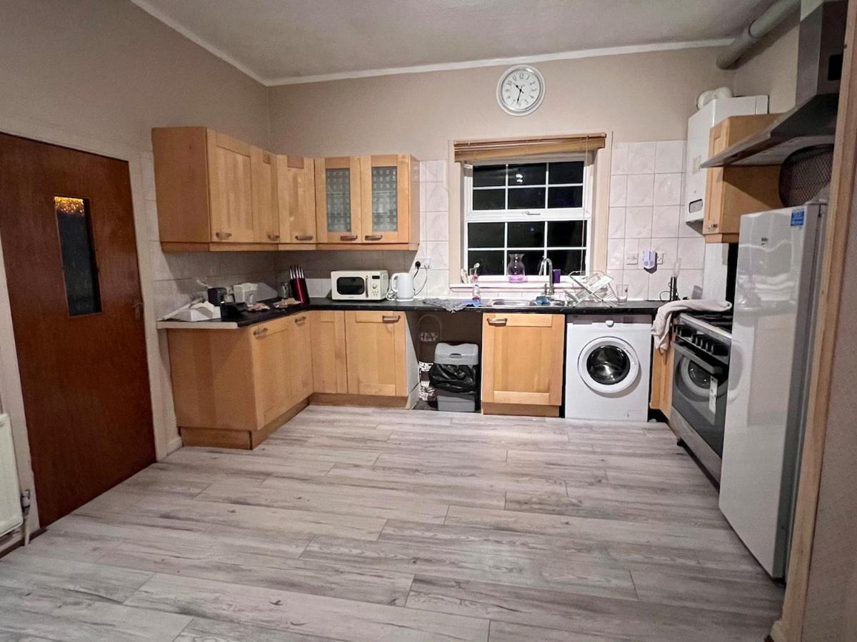 Cheerful 5 Bedroom House Close to Central West End and Parking