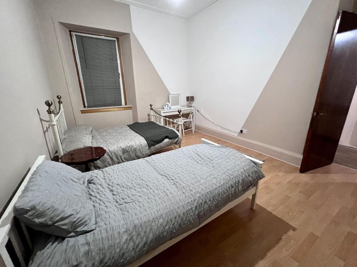Cheerful 5 Bedroom House Close to Central West End and Parking