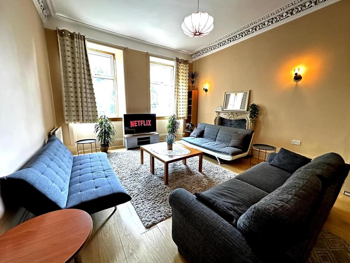 Cheerful 5 Bedroom House Close to Central West End and Parking
