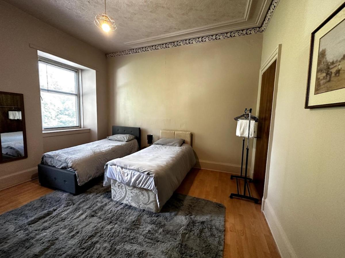 Cheerful 5 Bedroom House Close to Central West End and Parking