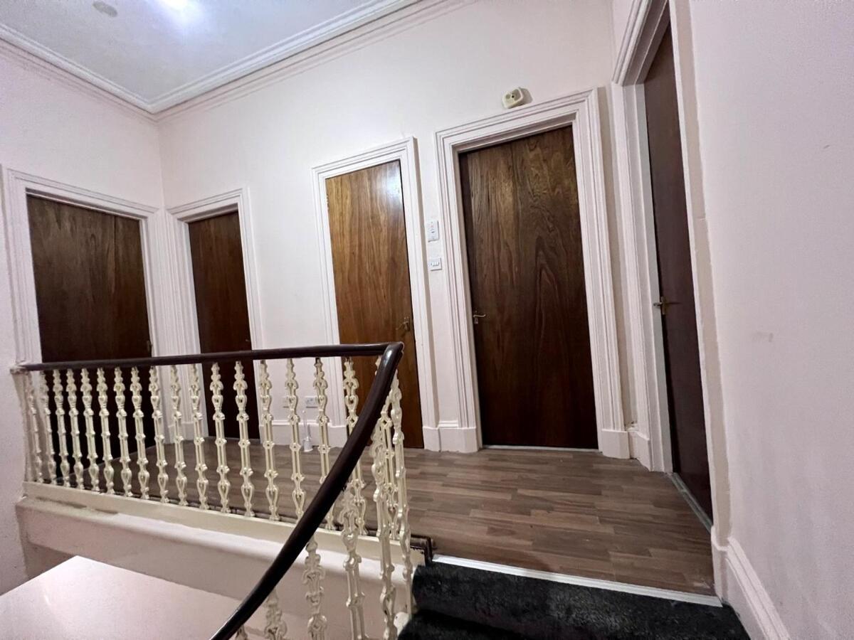 Cheerful 5 Bedroom House Close to Central West End and Parking