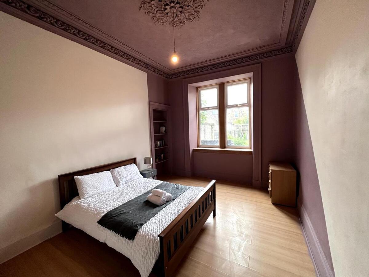 Cheerful 5 Bedroom House Close to Central West End and Parking