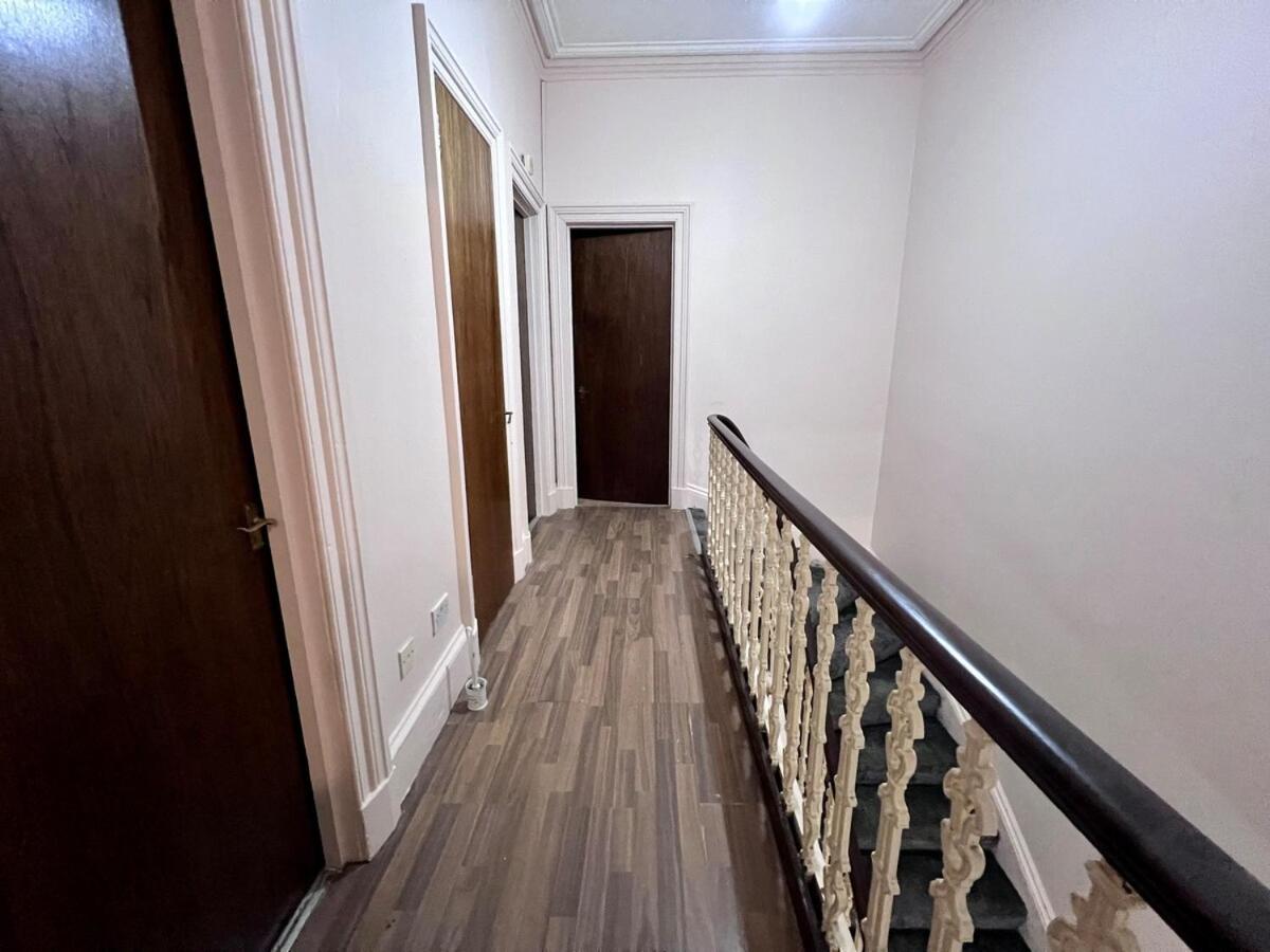Cheerful 5 Bedroom House Close to Central West End and Parking